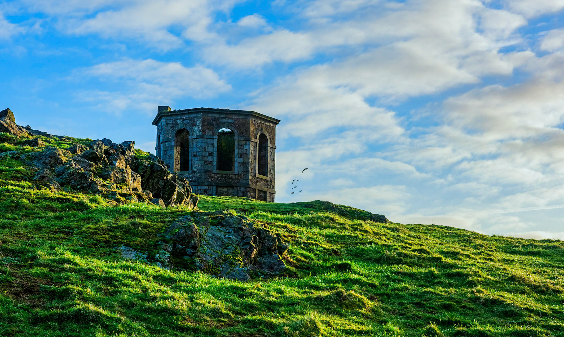 A folly on Kenmore Hill, which belonged to Clan Semple, the Kenmure Hill Temple now sits in Clyde Muirshiel Regional Park near to Castle Semple Loch and Lochwinnoch.