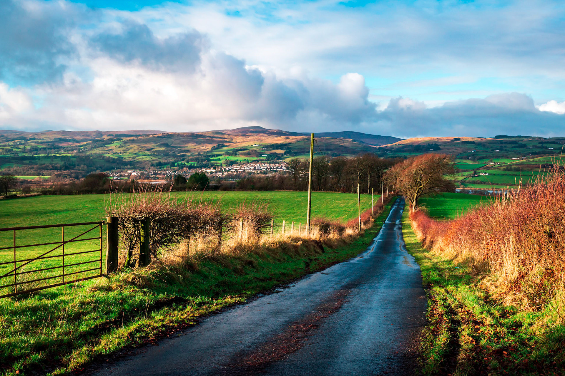 The road to Lochwinnoch from the hamlet of Newton of Belltrees just Castle Semple Loch sits in the way.