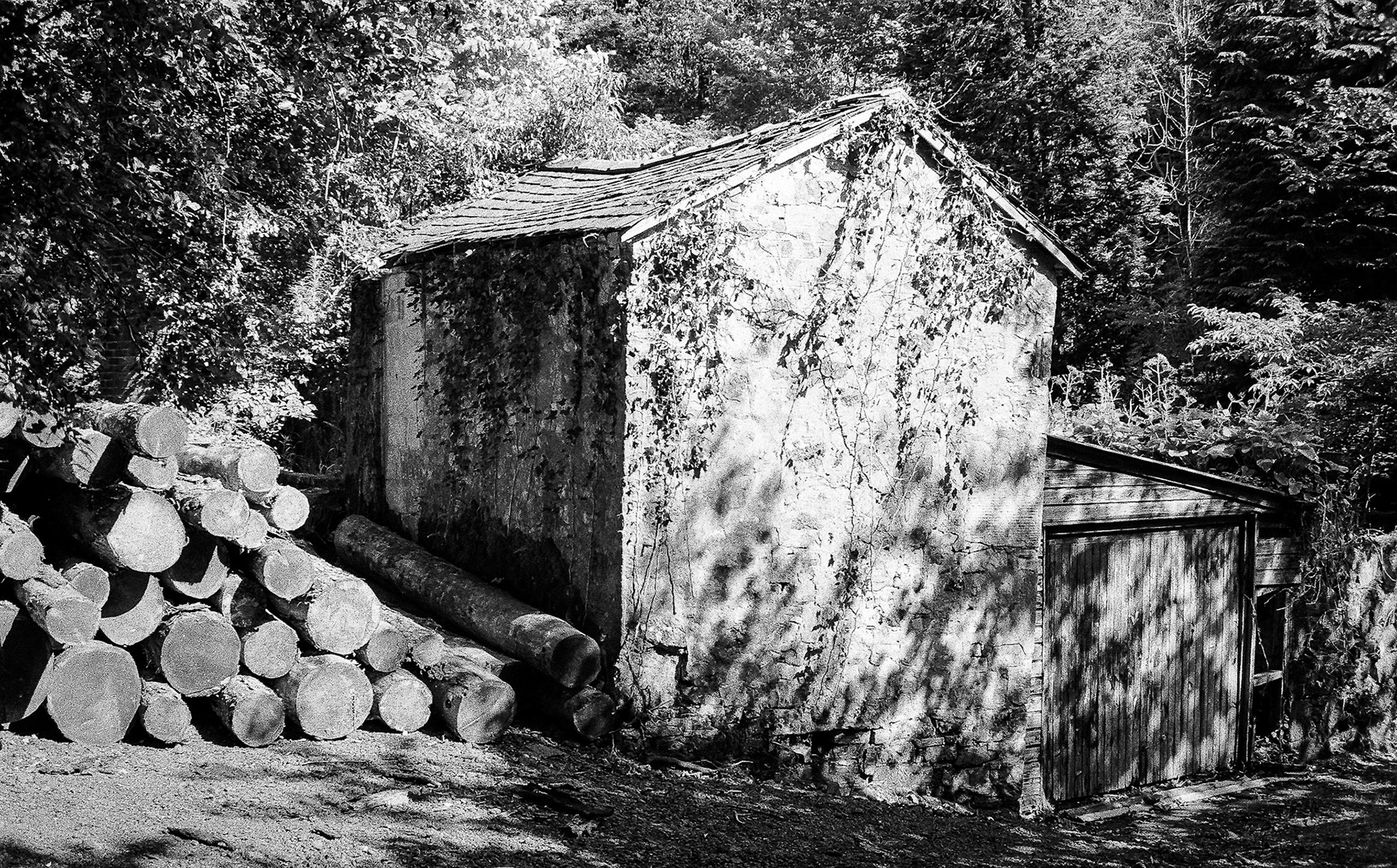 On a small road north out of Lochwinnoch is a run-down building.