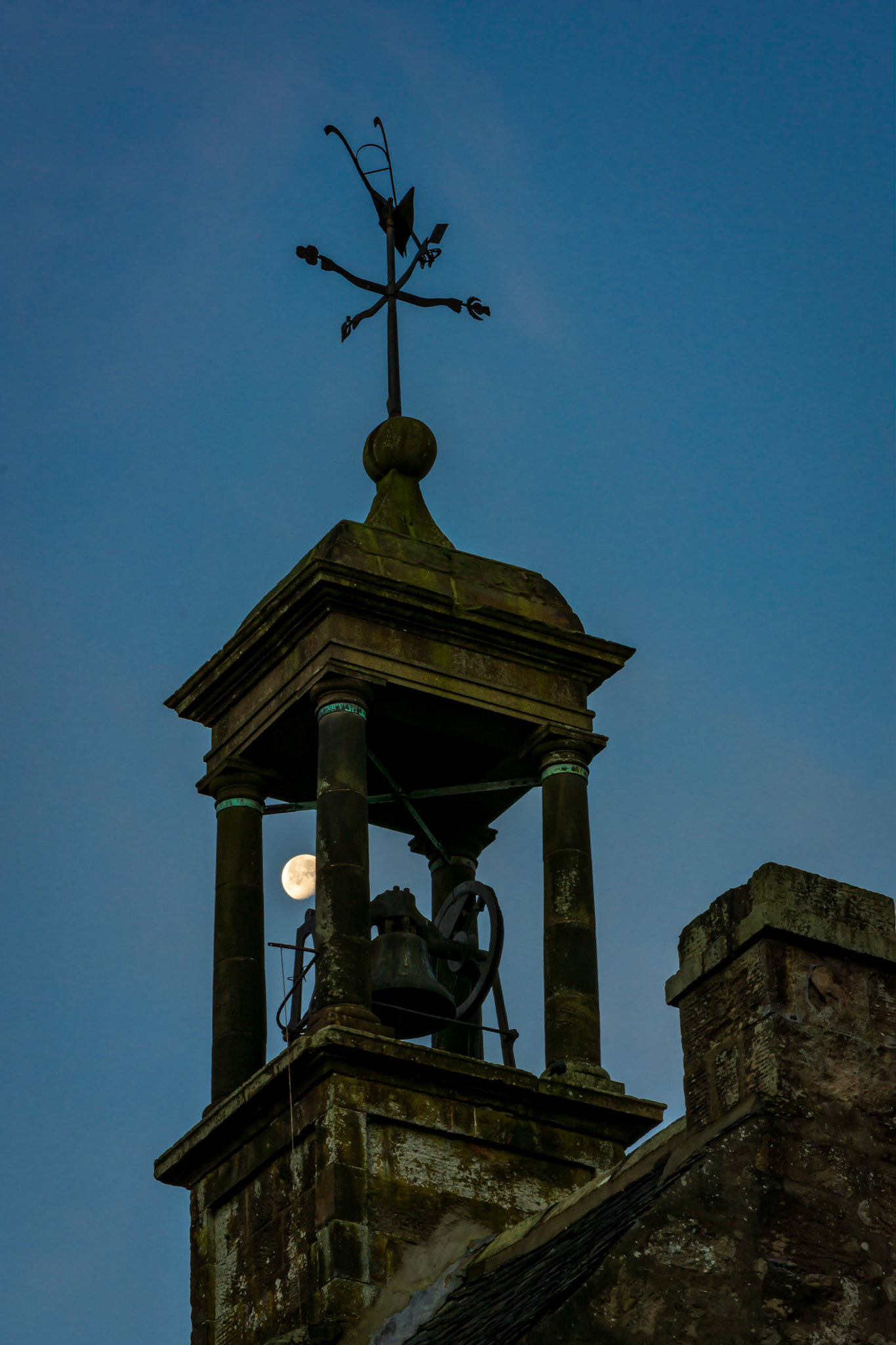 Auld Simon is the gable remains of  St John's Church in the Renfrewshire vilage of Lochwinnoch.