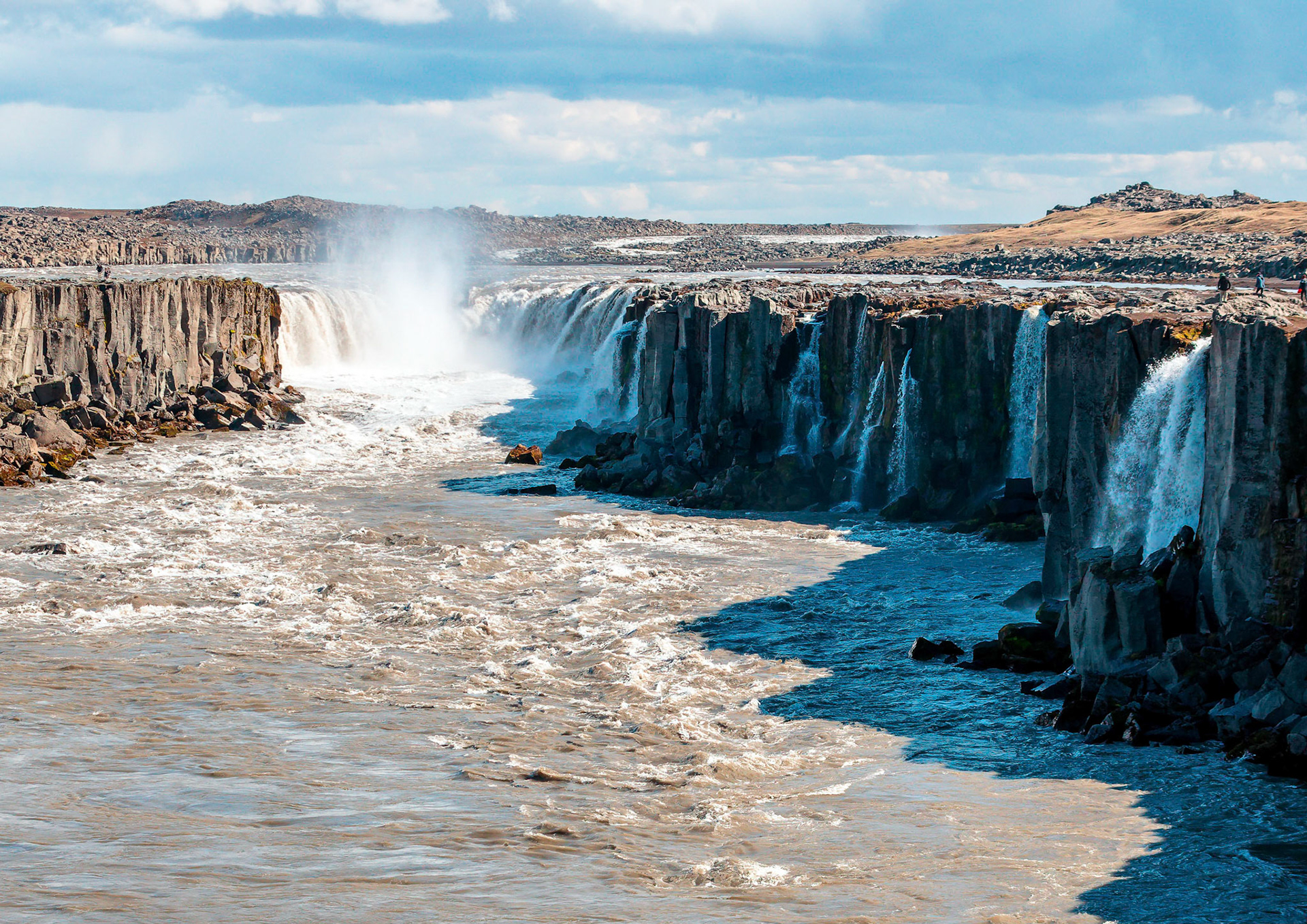A view along the river Jökulsá á Fjöllum to the watrfall Selfoss.