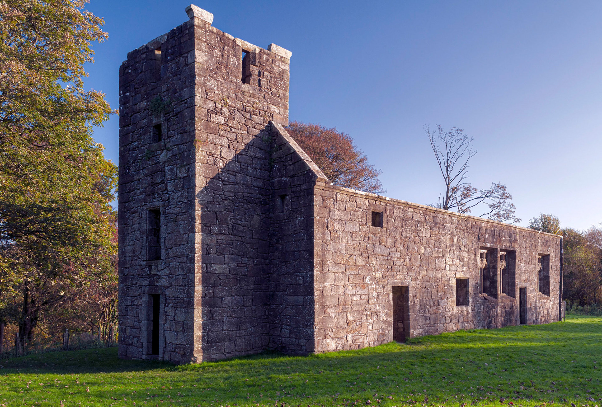 Castle Semple Collegiate Church is located near Howwood, Renfrewshire, Scotland. It lacks a roofs and tombs inside.