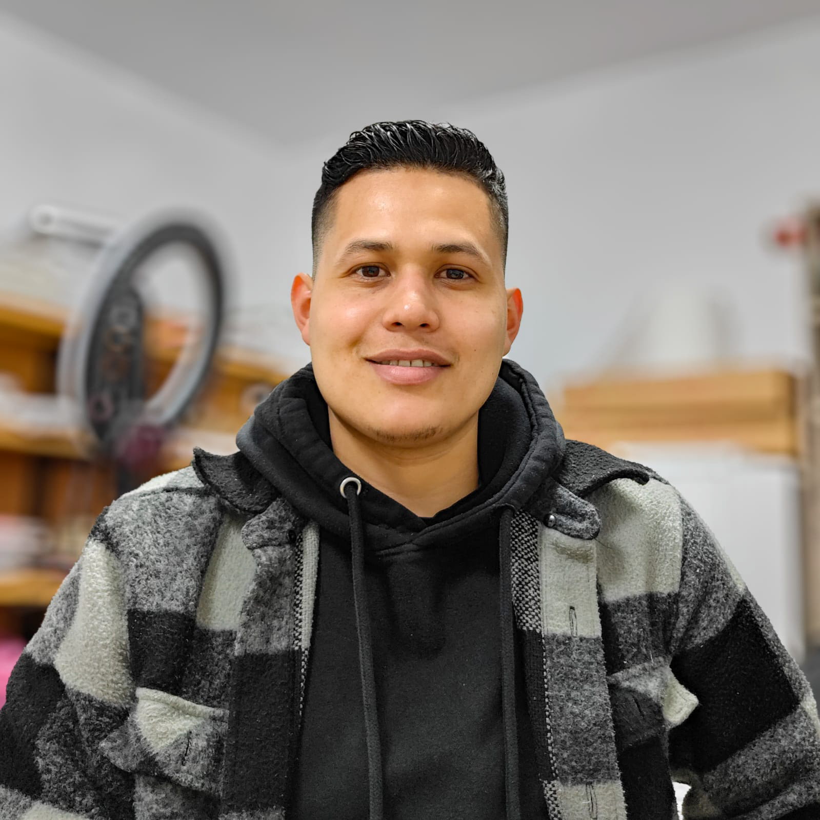 Foto de Oswaldo sonriendo a la cámara