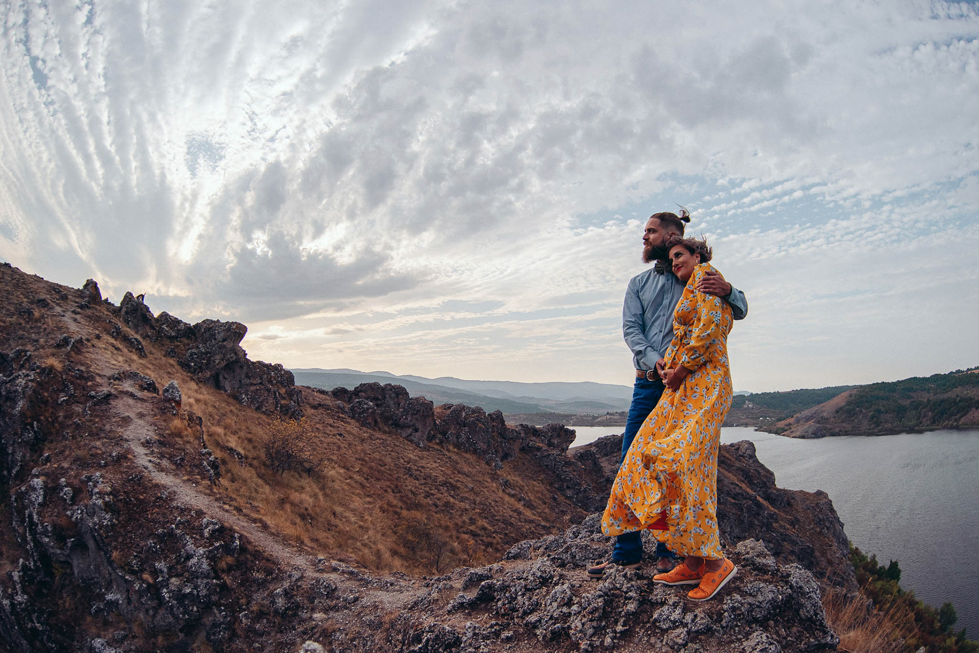 Широк семеен портрет над скалите