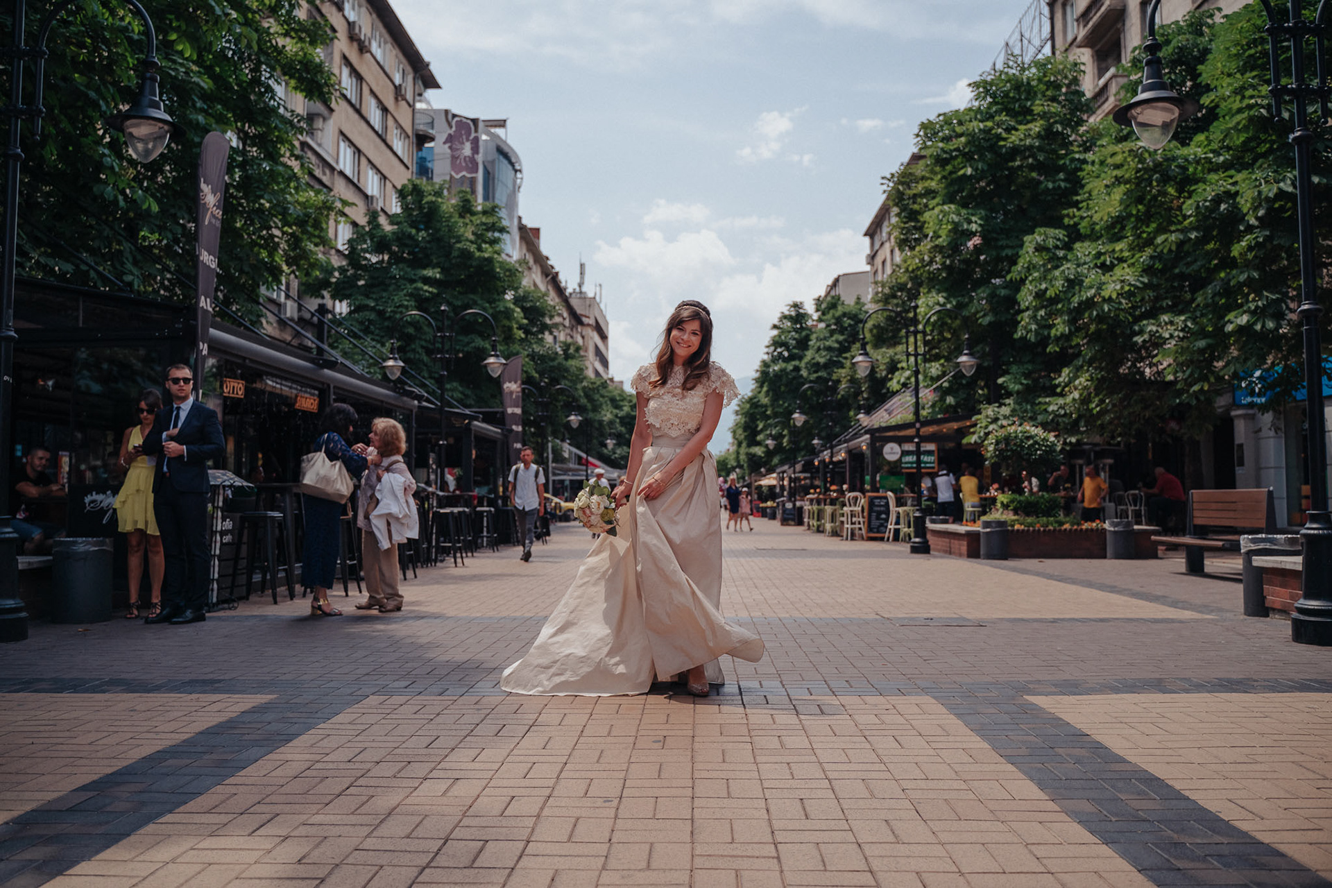 Илияна в сватбени одежди на Витошка