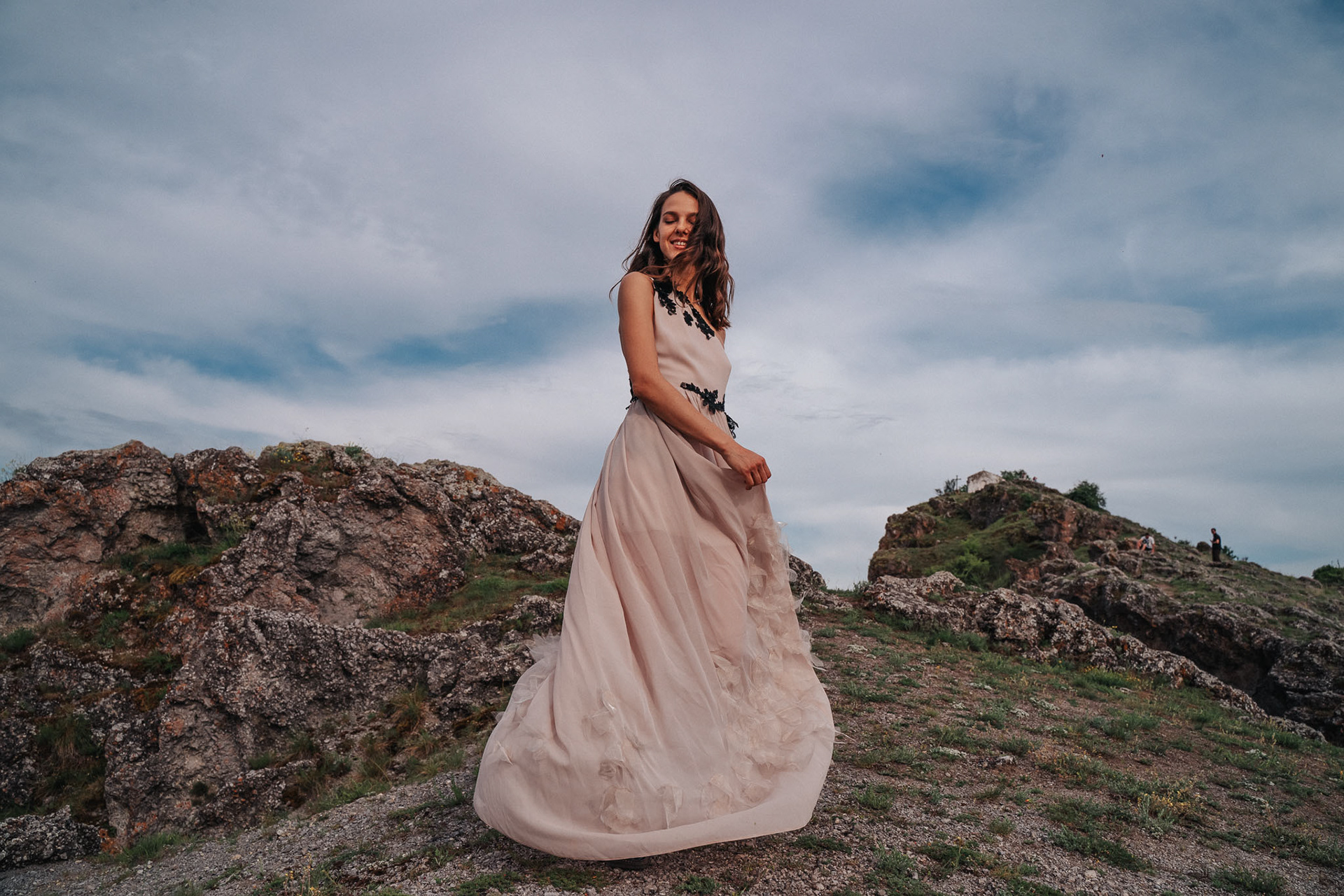 Момиче развяващо своята рокля с красив фон