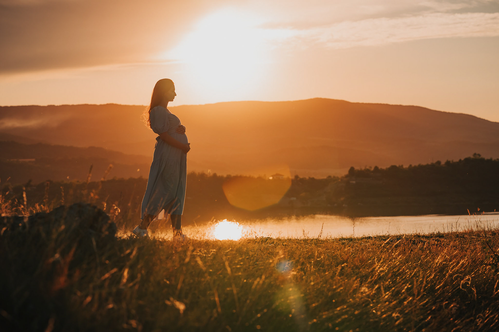 Силует на бременна жена по врена на златния час