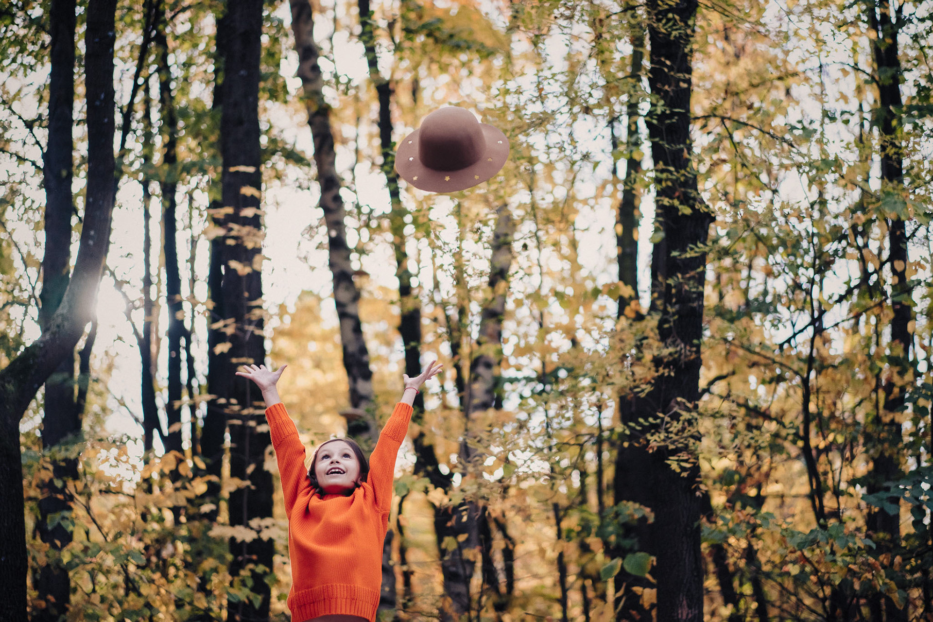 Детска фотосесия на Лаура с оранжев пуловер