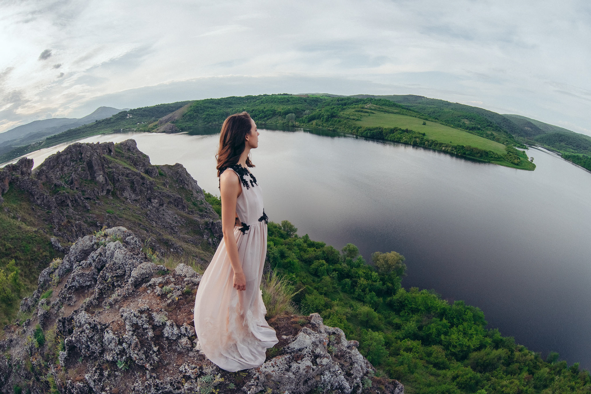 Момиче се наслаждава на гледката над язовира