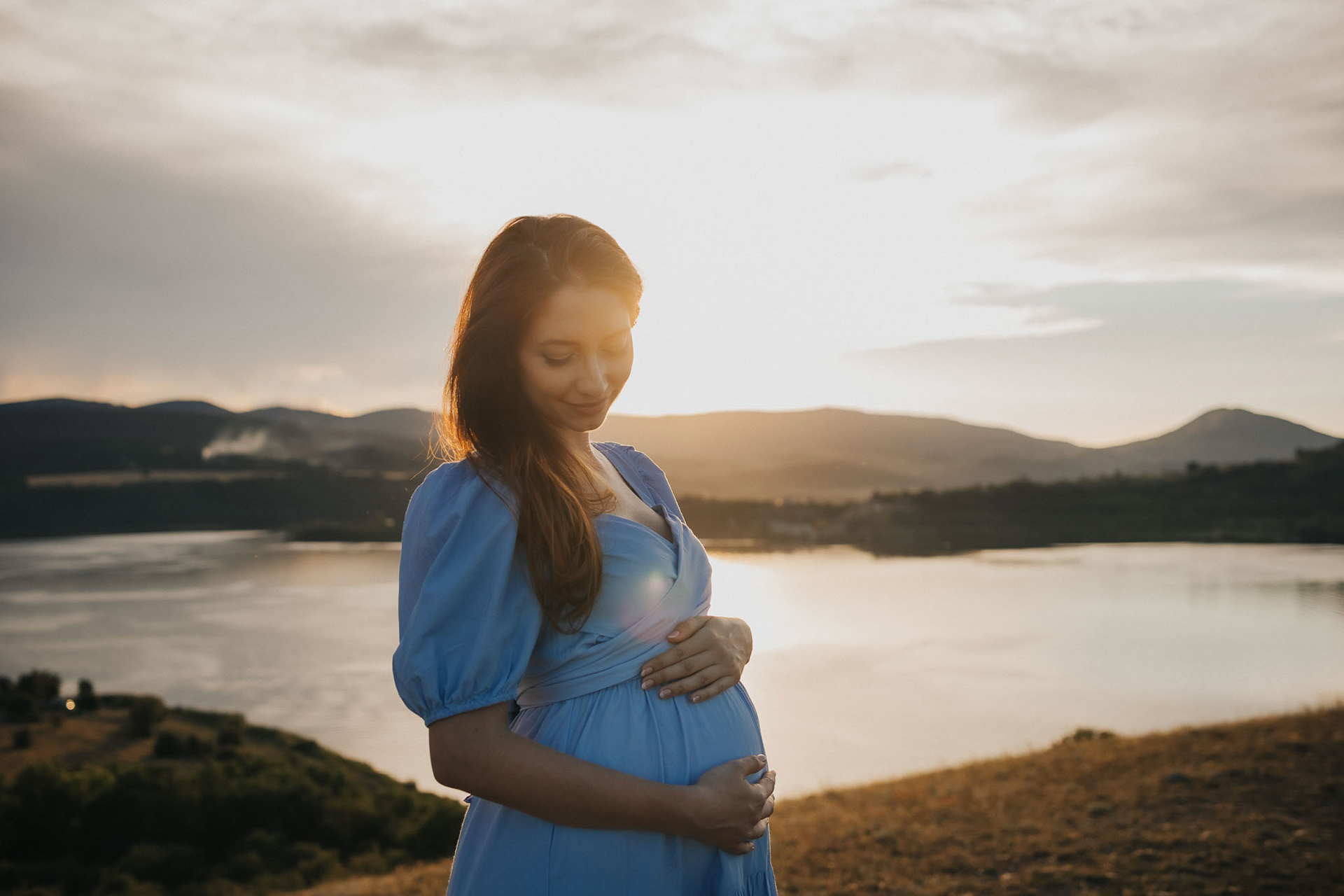 Нежен портрет на бременна жена