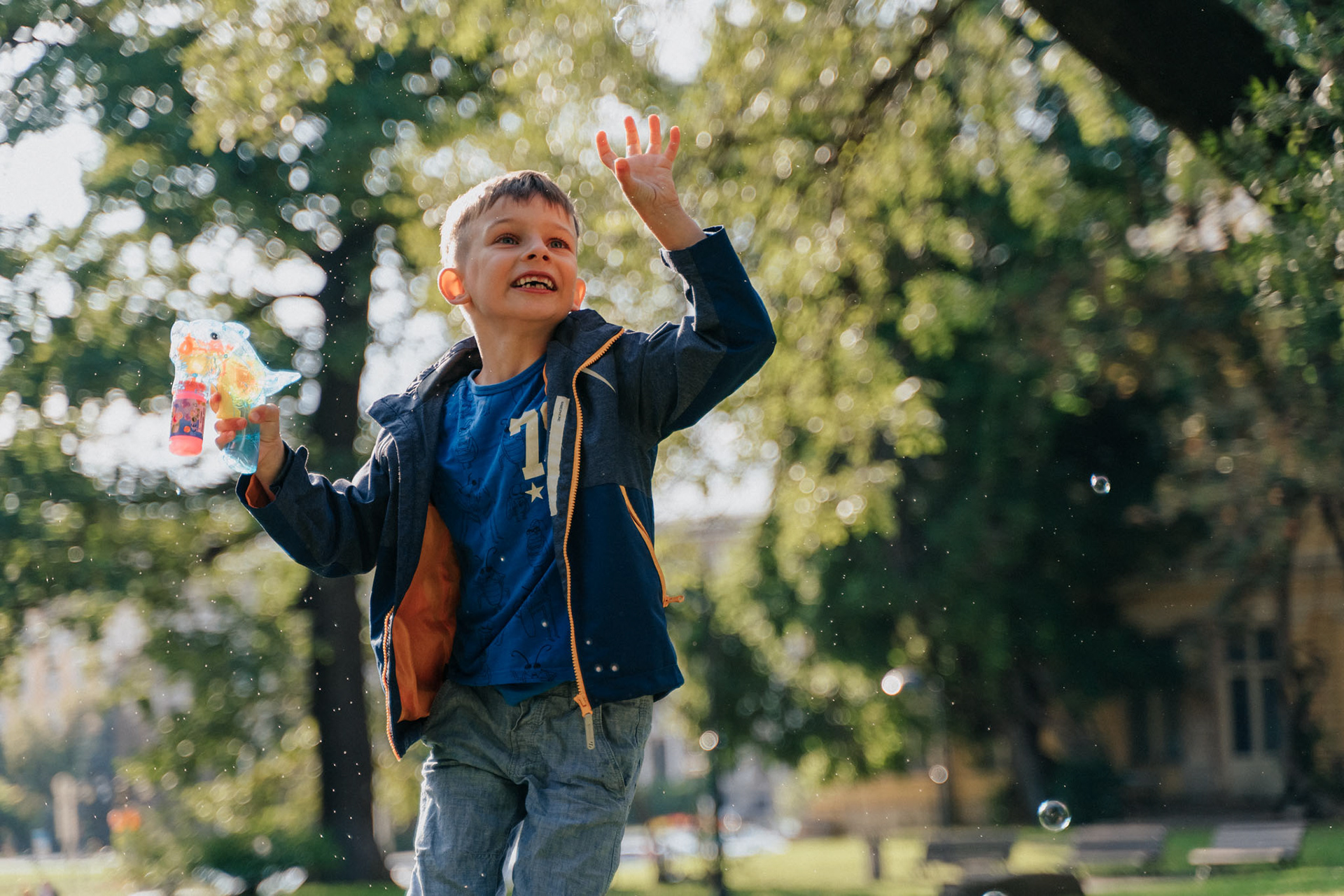 Детска игра със сапунение балончета