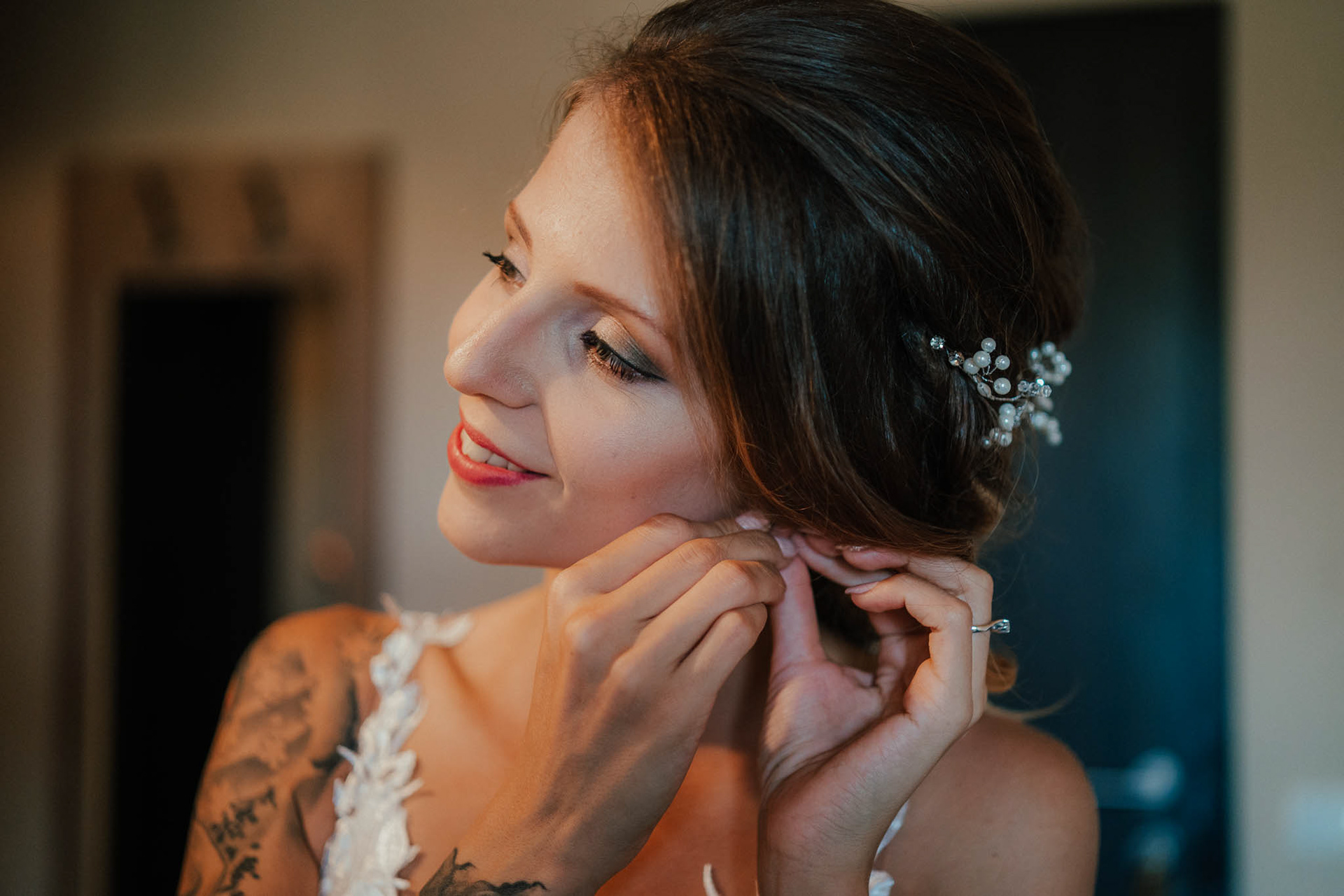 Теди поставя своите обеци