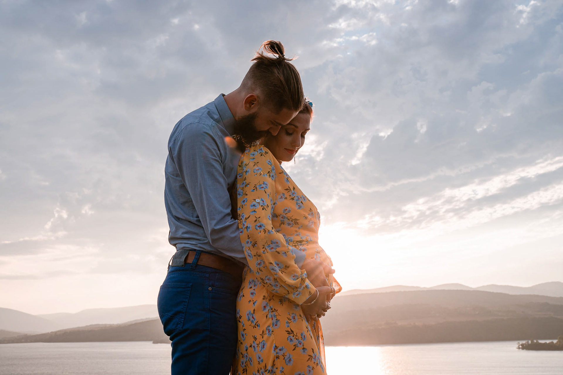 Прегръдка по залез