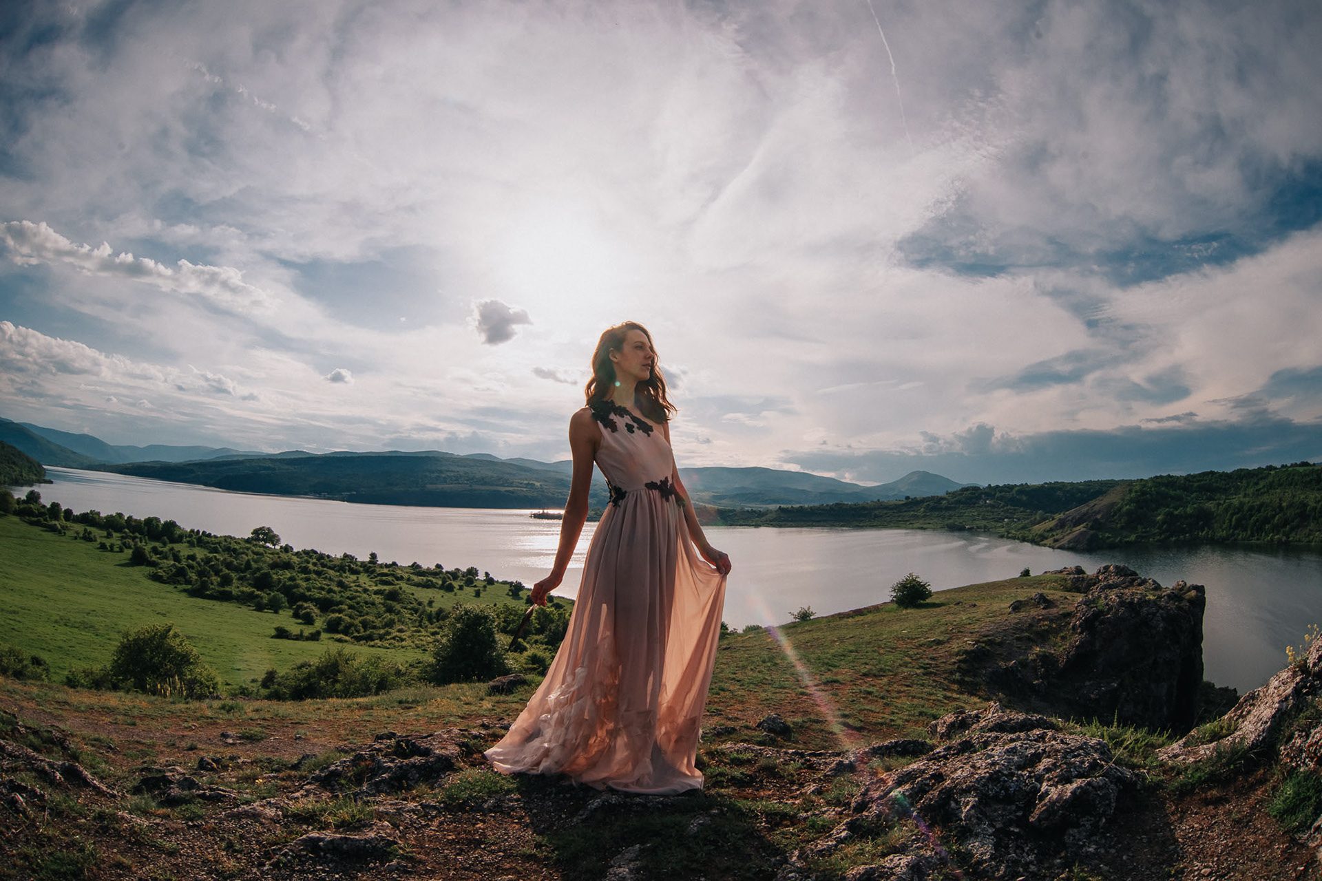 Вики с два лъча светлиан на язовира