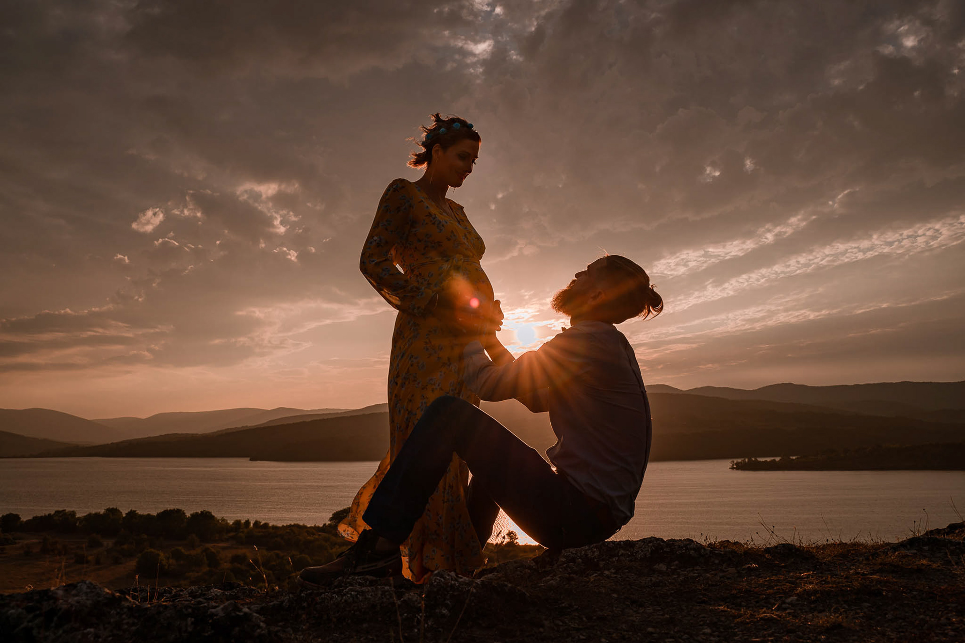 Семейна фотосесия с контражурна светлина