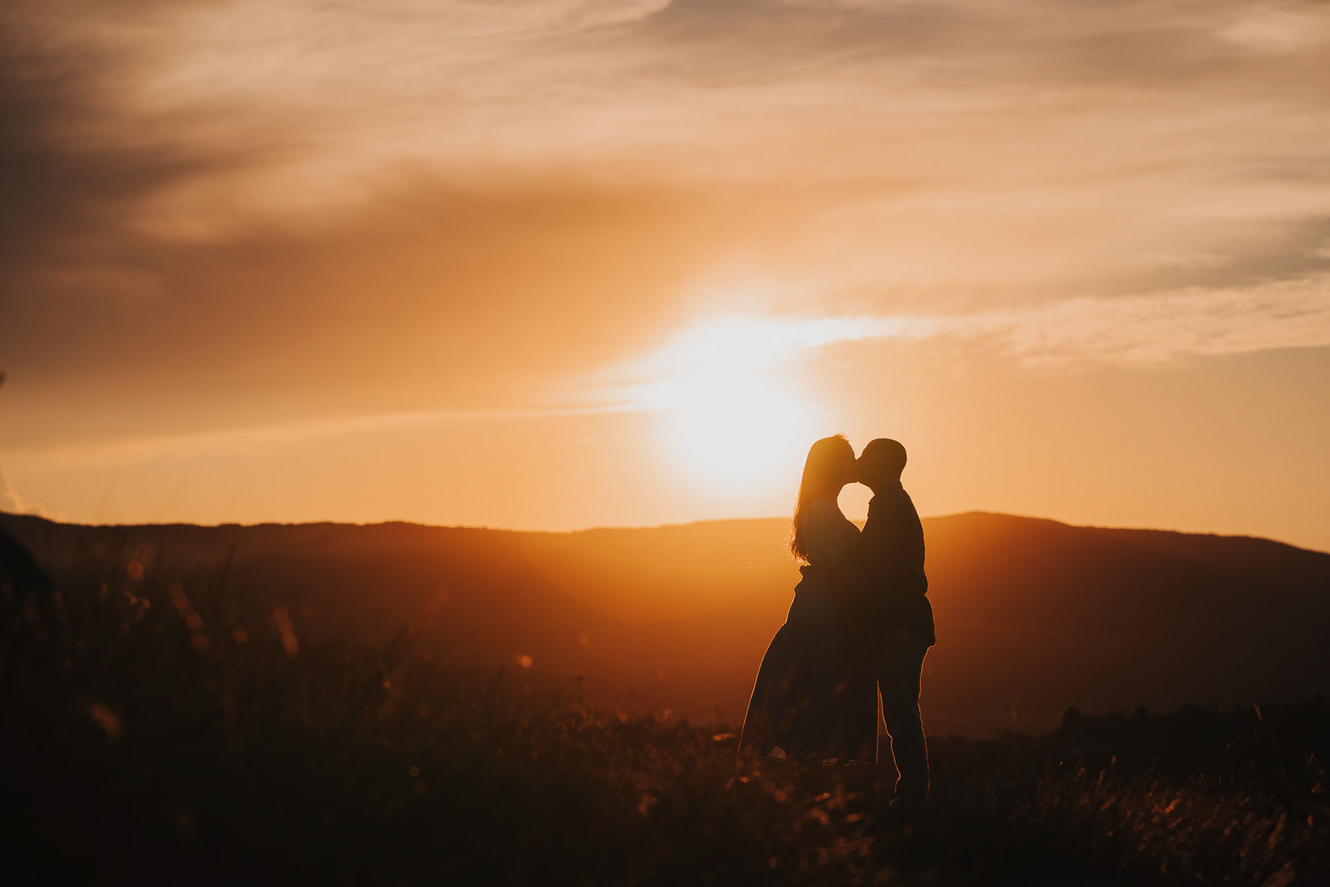 Целувка силует по залез