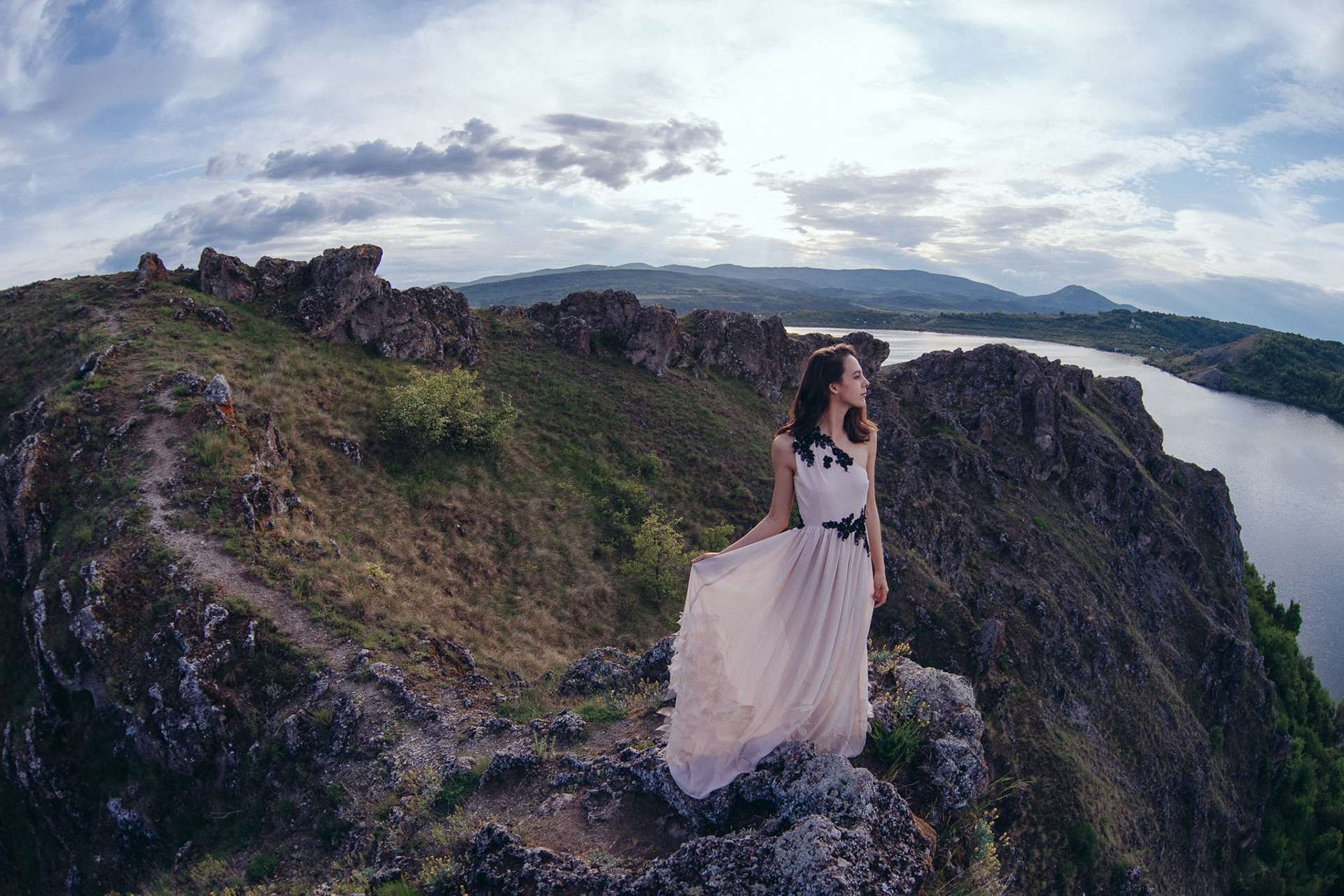 Портретна фотосесия на фона на красив пейзаж