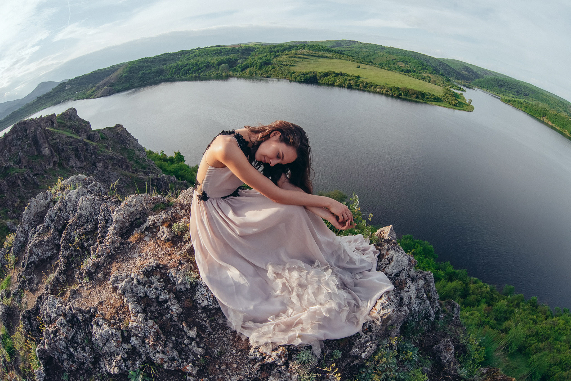 Вики затвориал очи