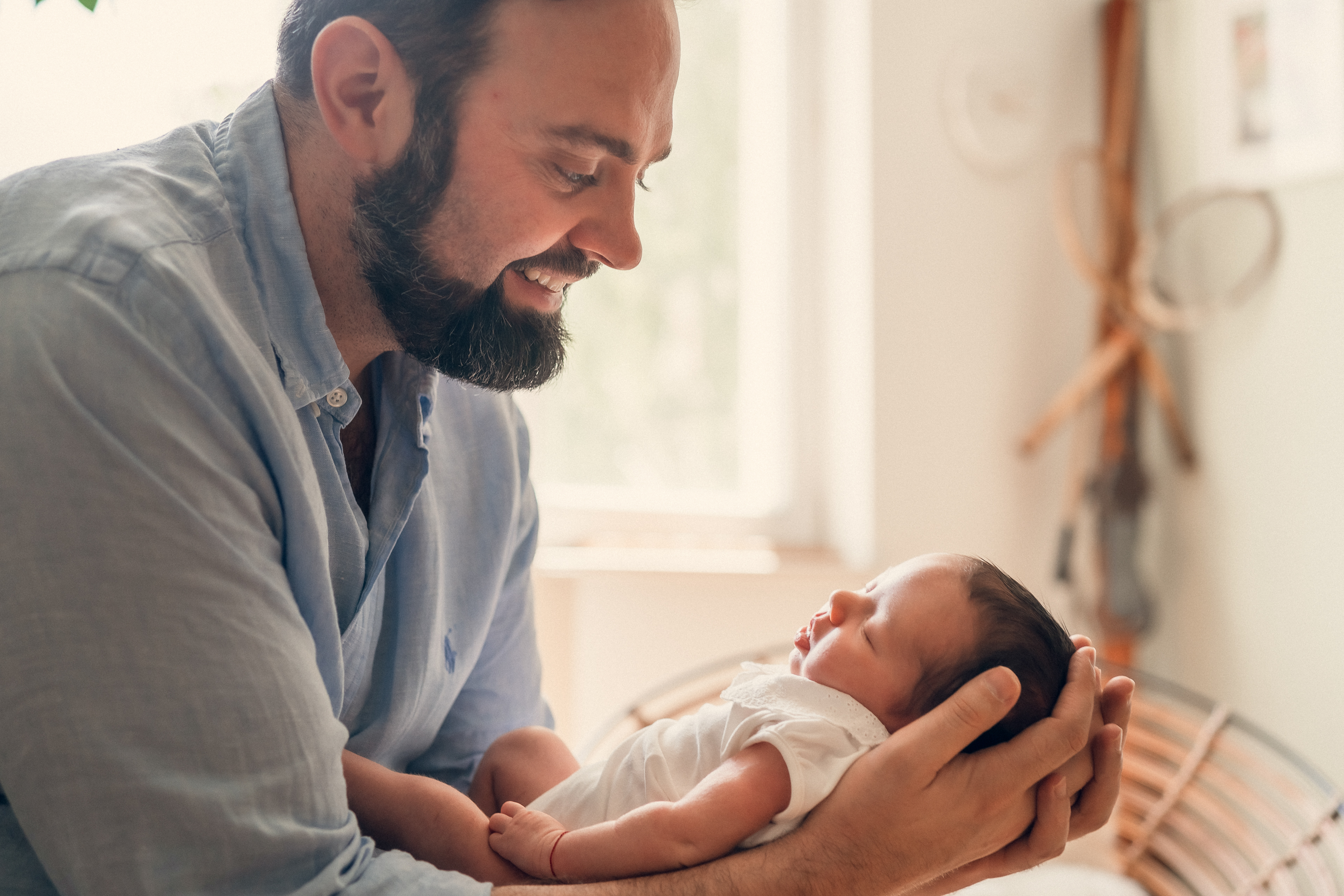 Снимка на щастлив родител със спящото на ръце дете