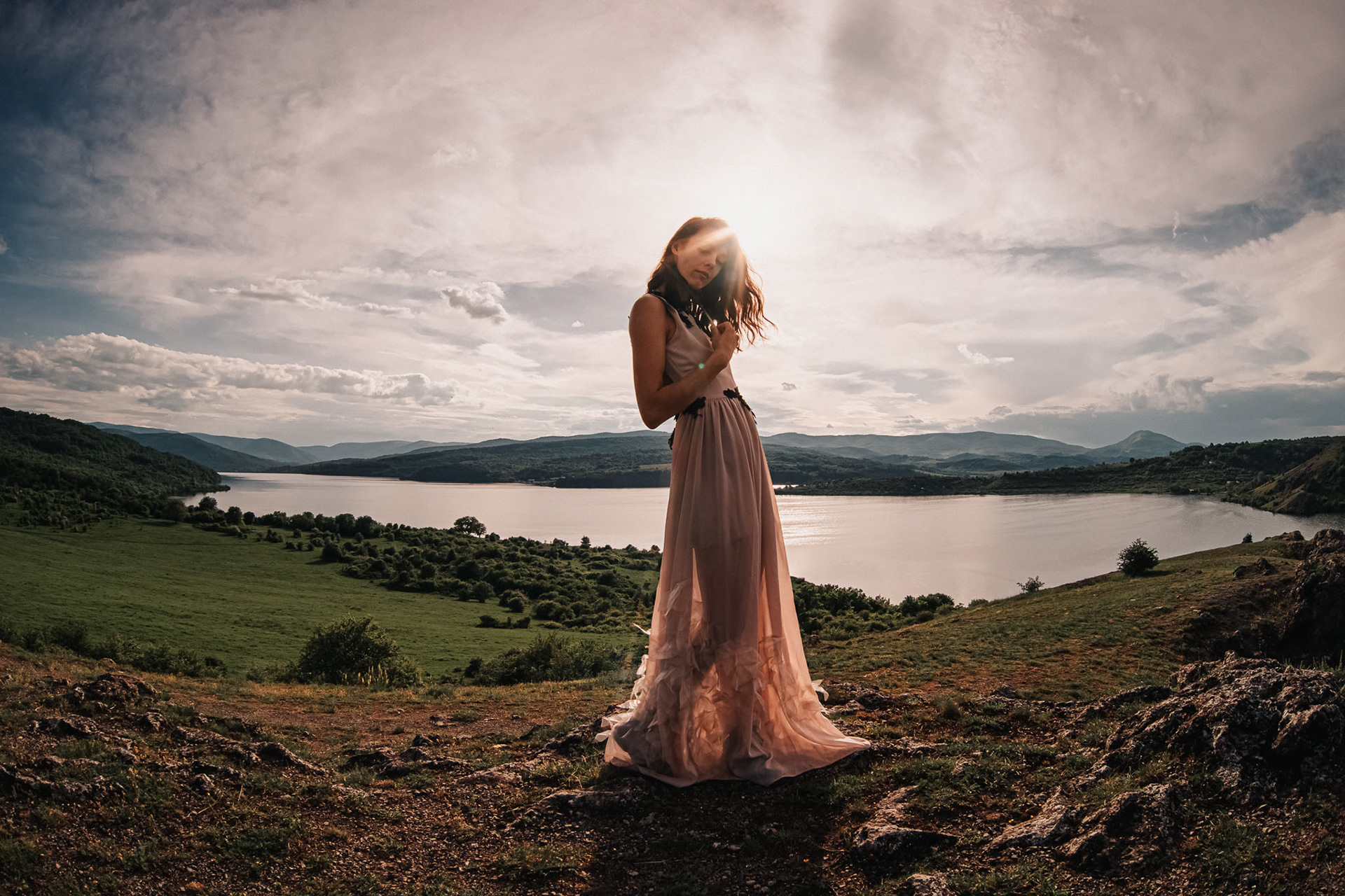 Вики със своето перо на контражур