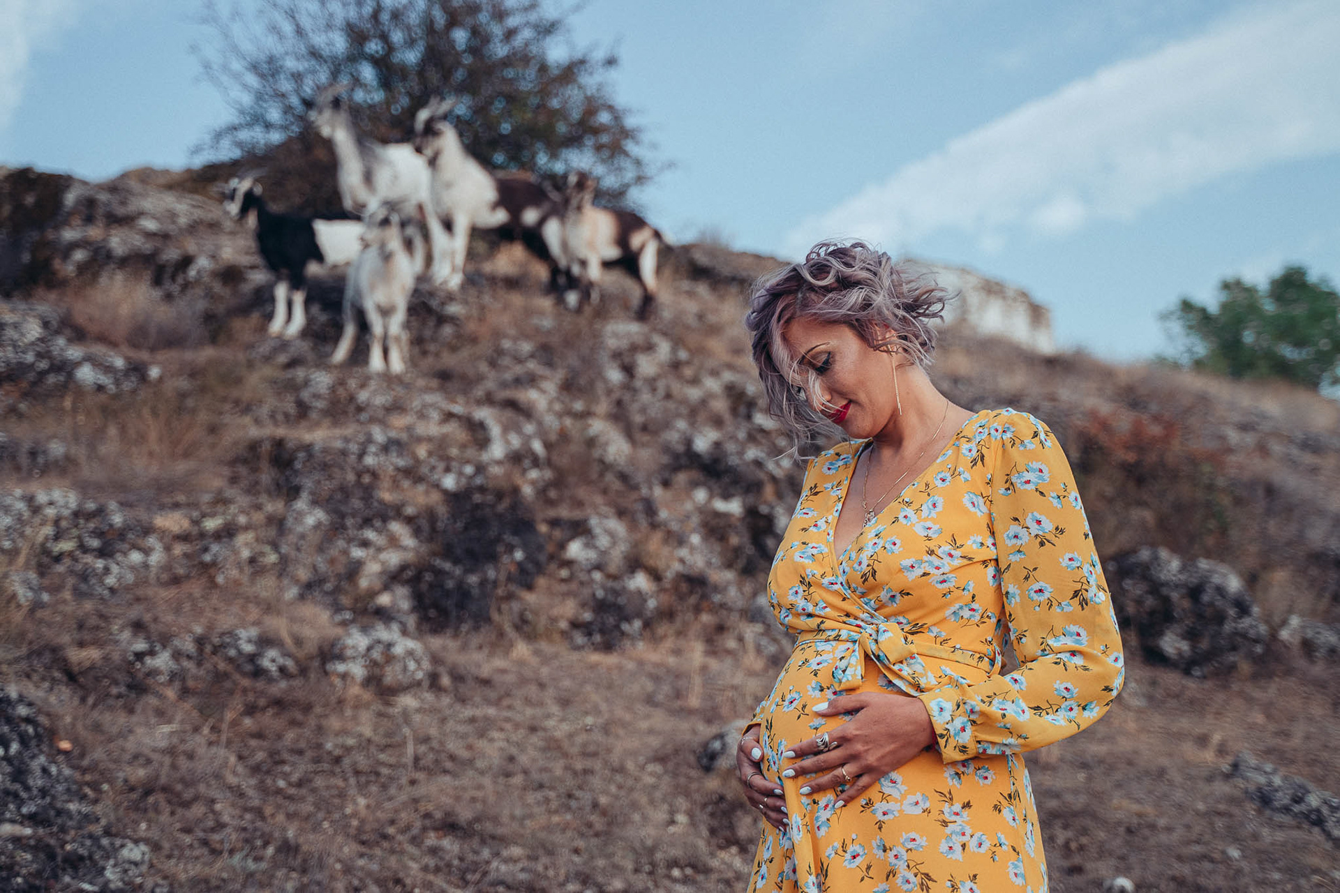 Снимка на Илияна пред погледа на любопитните кози