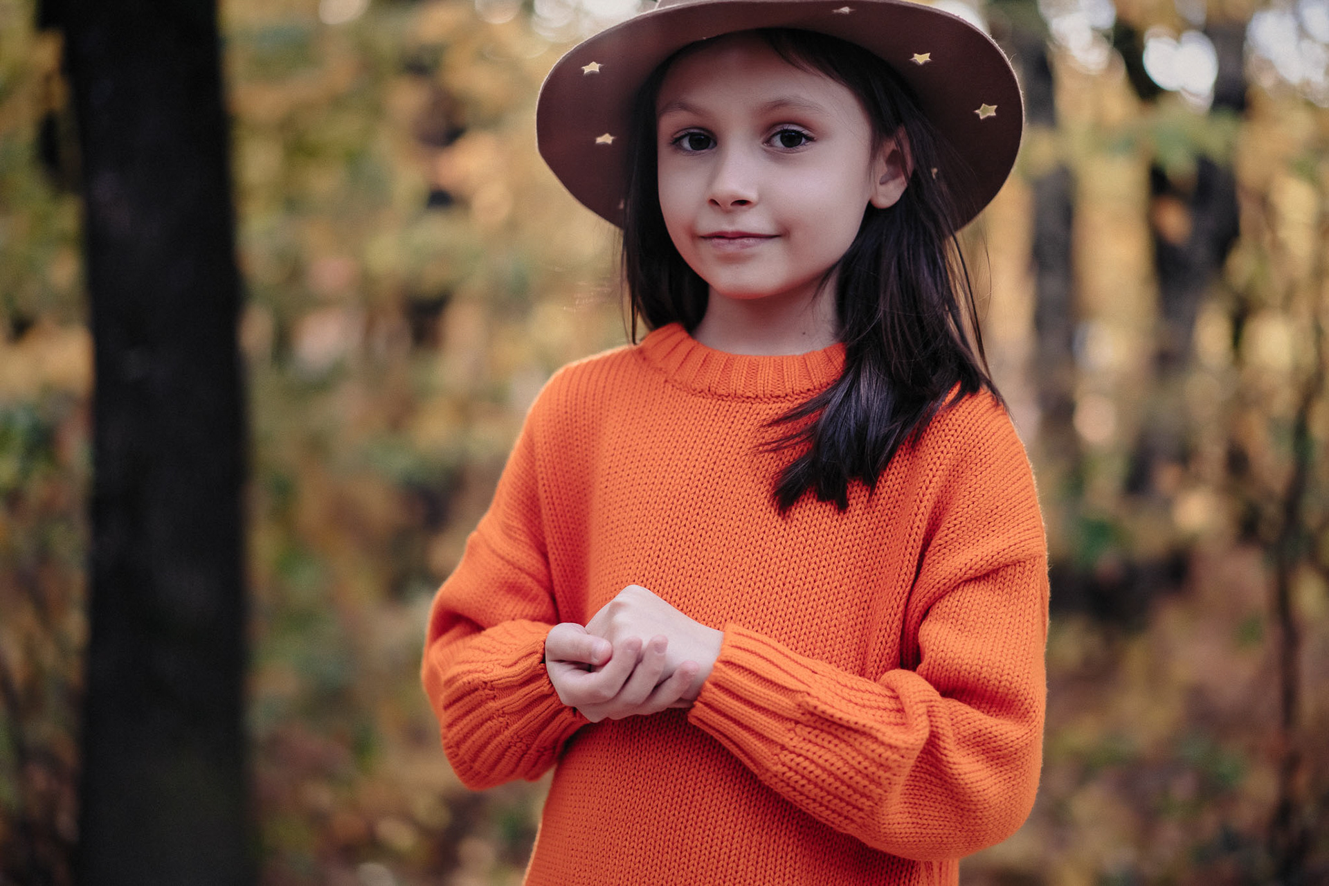 Есенни детски фотосесии. Лаура със шапка