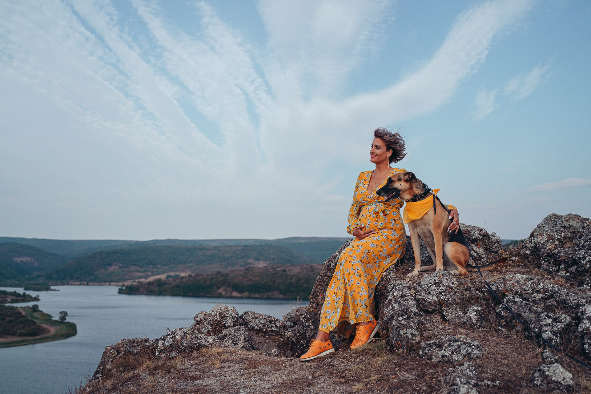 Илияна с нейното куче съзерцават