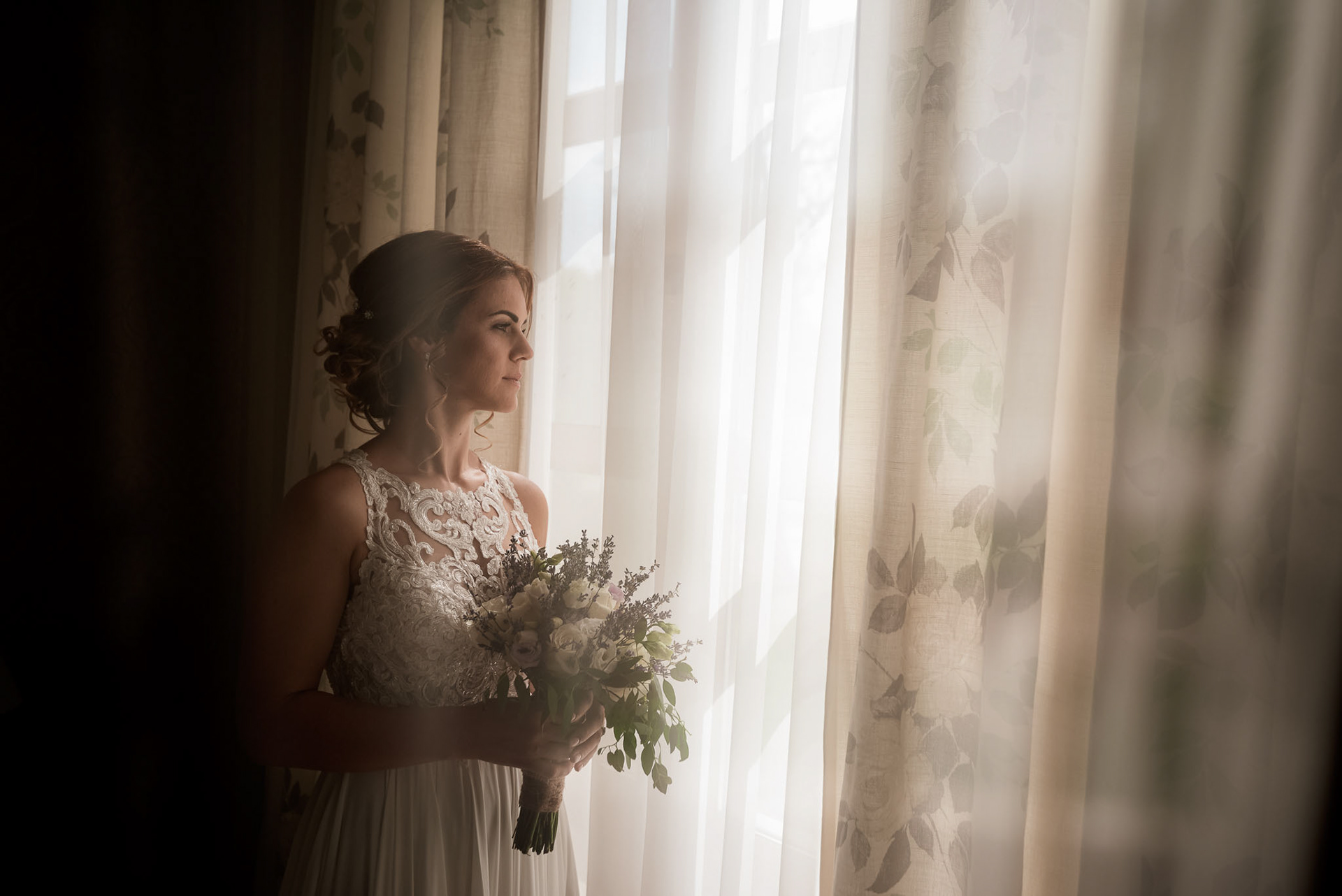 Сватбена фотография на булка с букет в очакване на своя жених