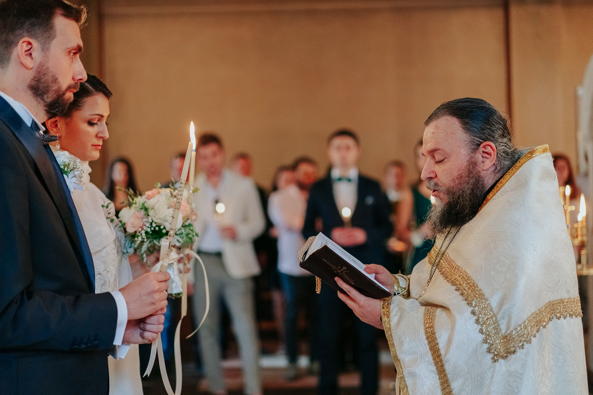 Попа чете молитва на младоженците