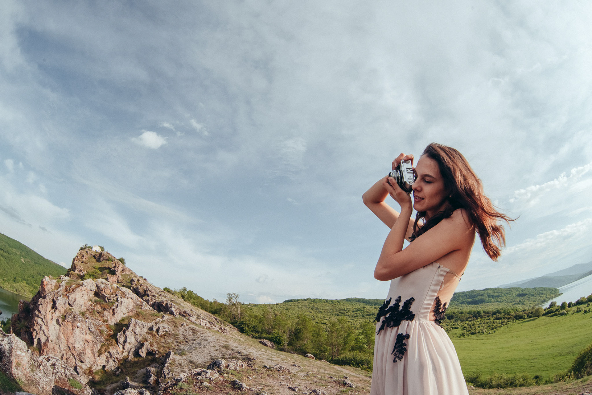 Портрет на момиче, коеот снима