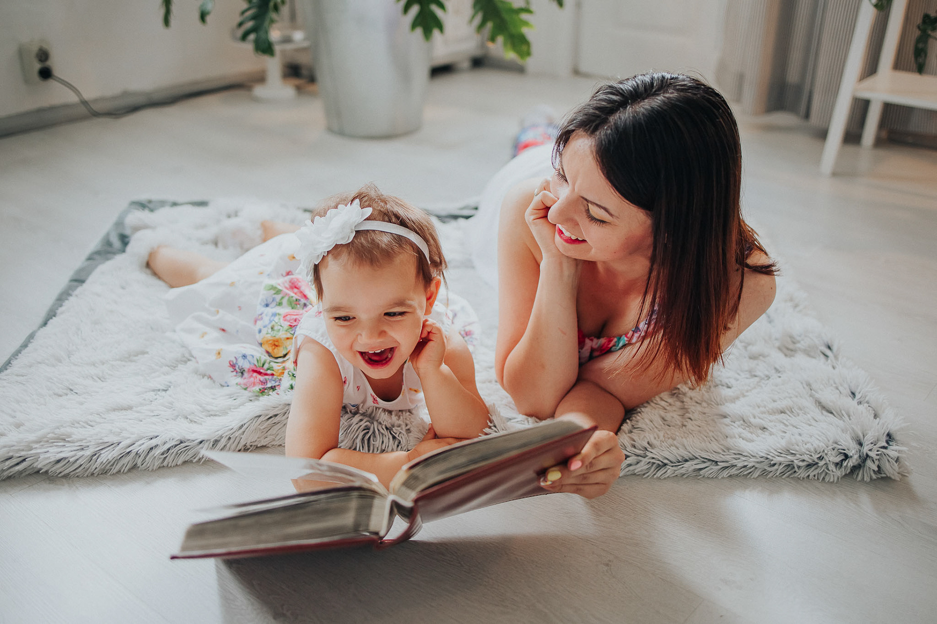 Майка и дете четат книжка