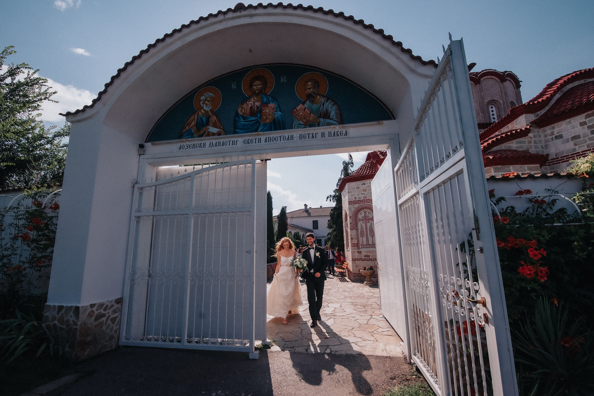 Уловен момент от напускането на църквата