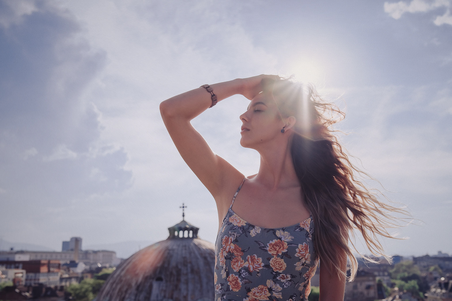 Портретна снимка на момиче над центъра на София