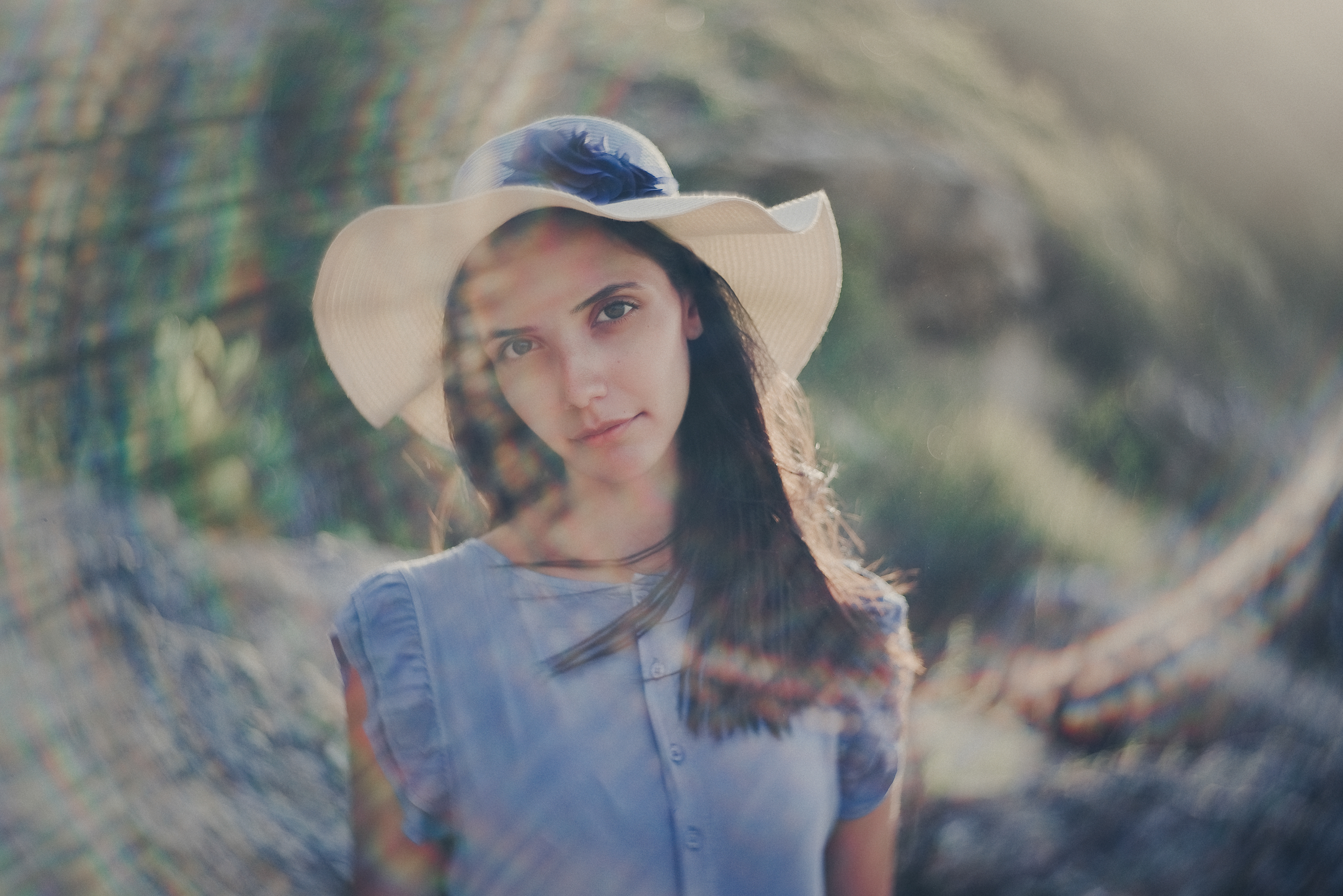 Портретна фотография на девойка с контражурна светлина