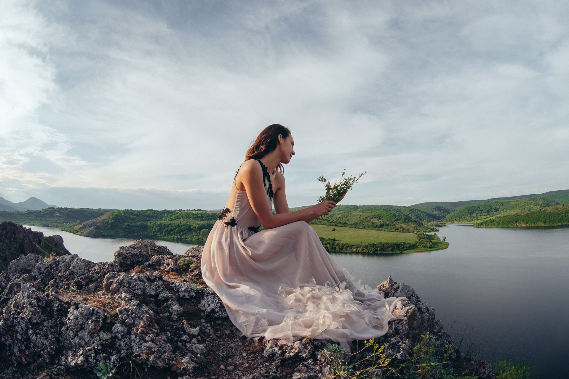 Вики държи букет