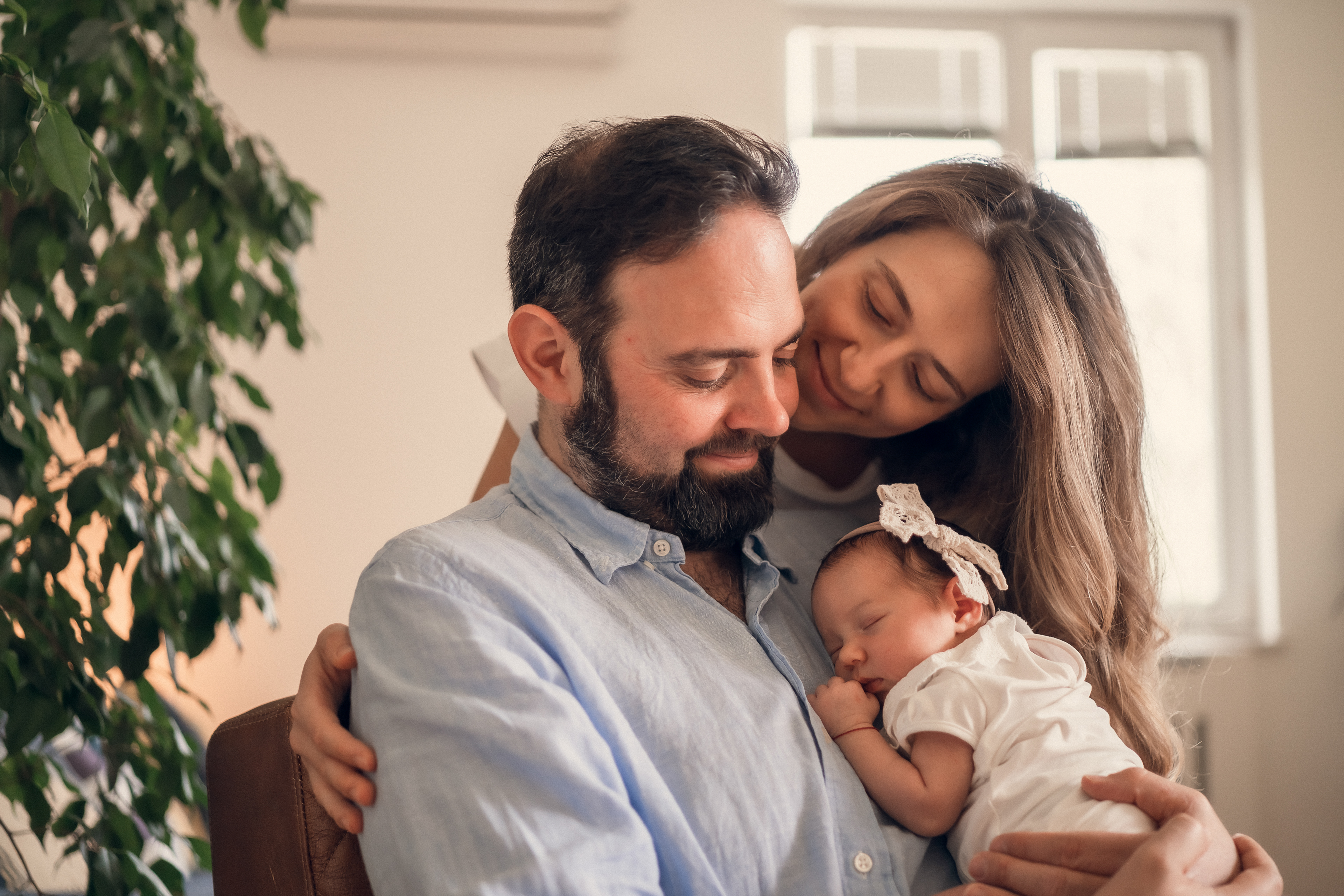 Семейна фотосесия на родителите с тяхното новородено дете