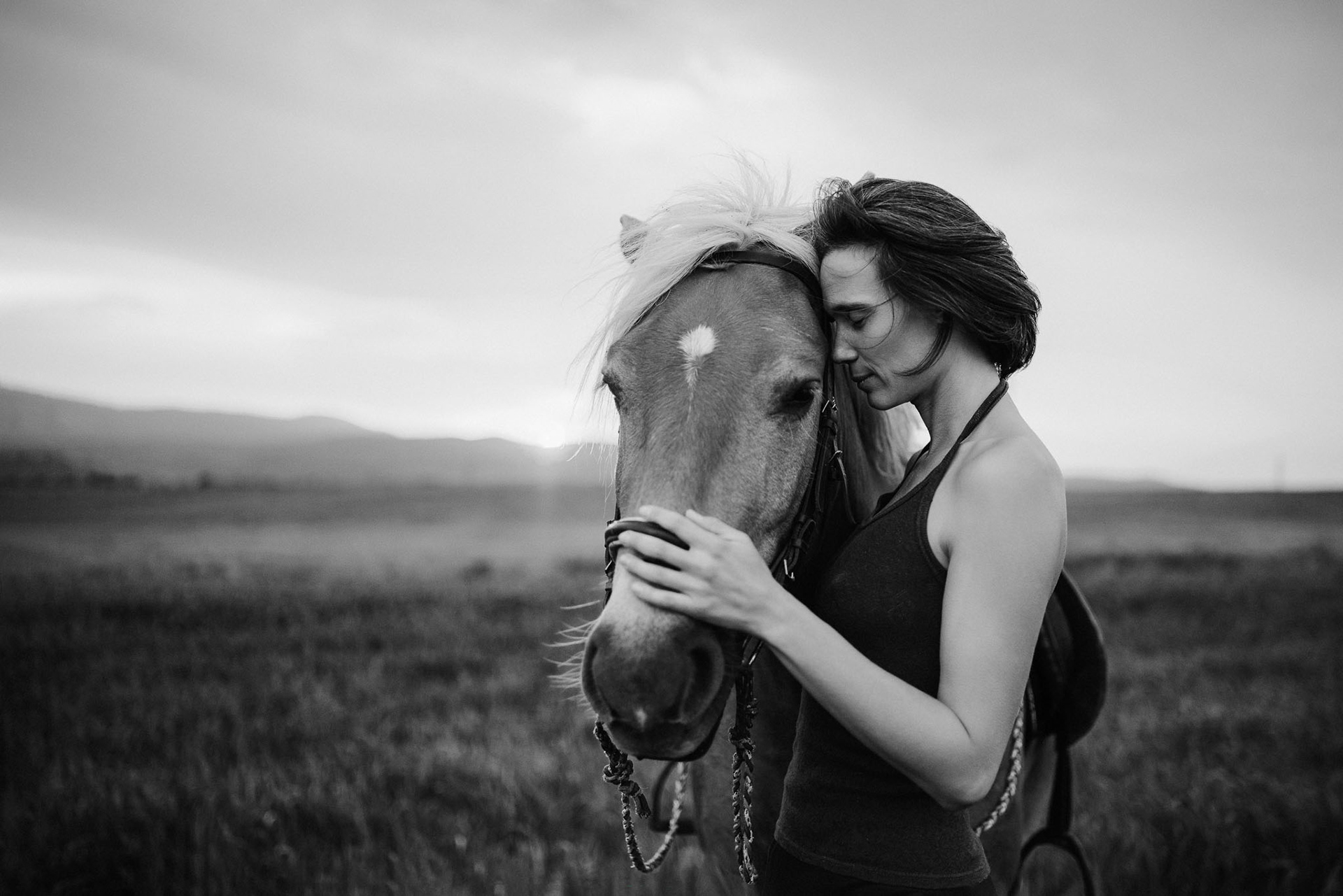 Портретна фотосесия на момиче с кон