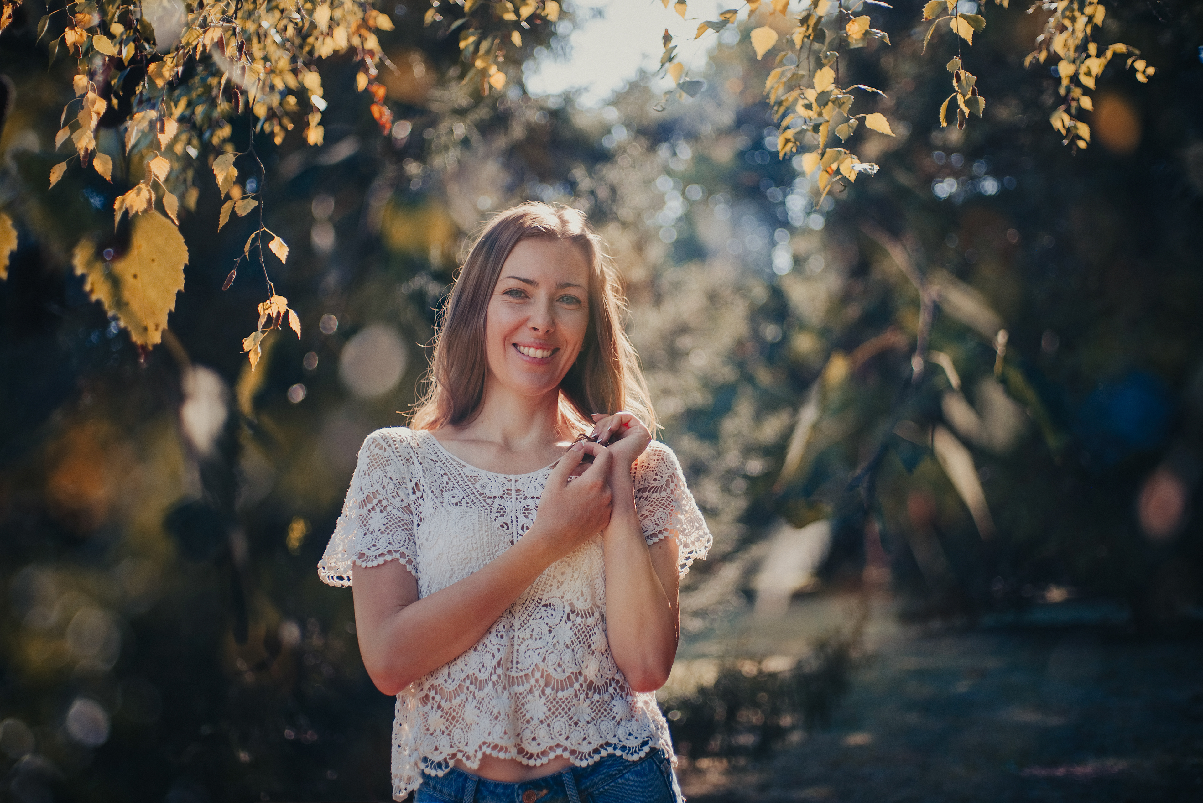 Усмихнат портрет на жена посредством двойна експонация