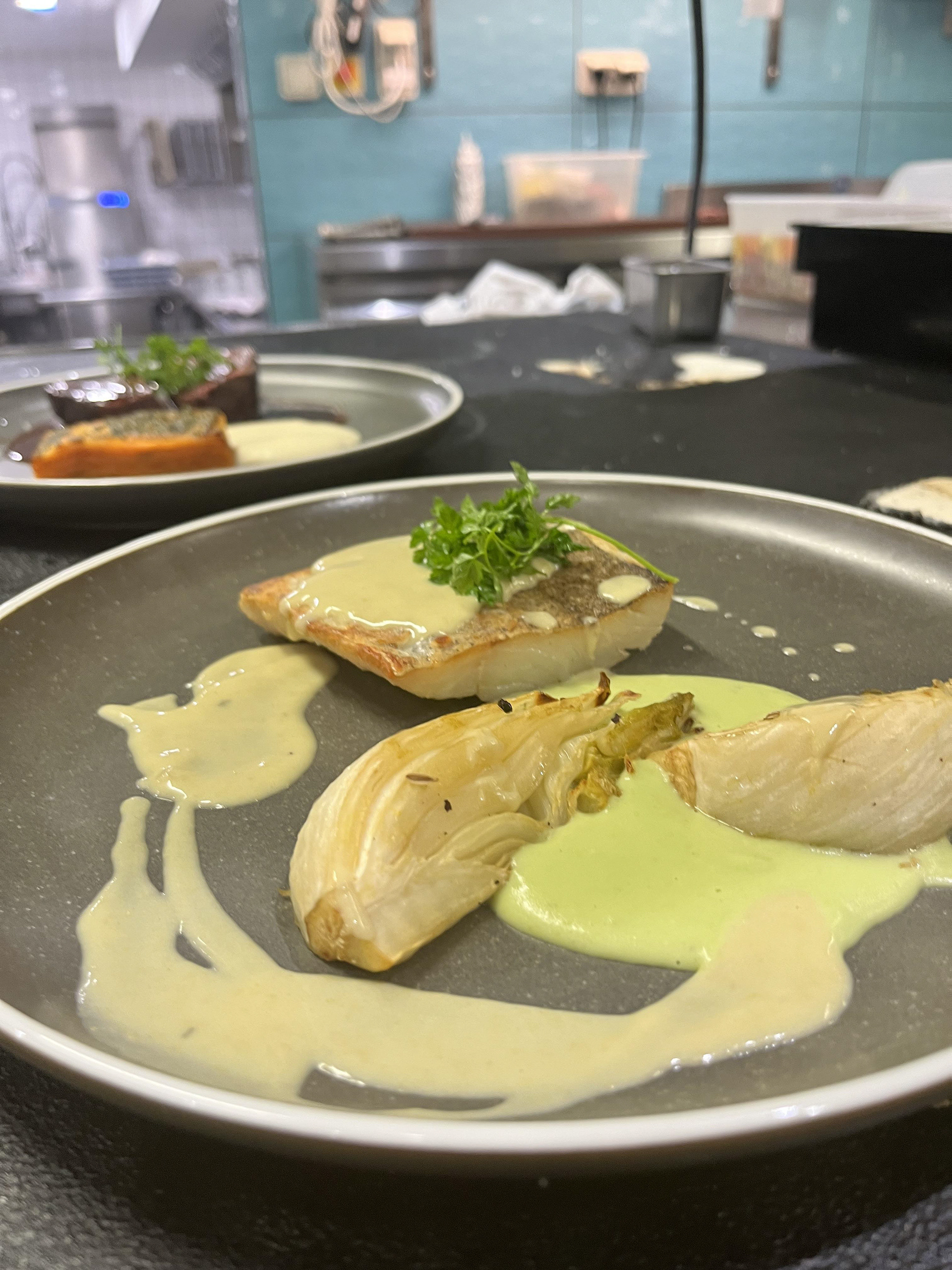 Le plat de filet de poisson, purée de pois & fenouil confit