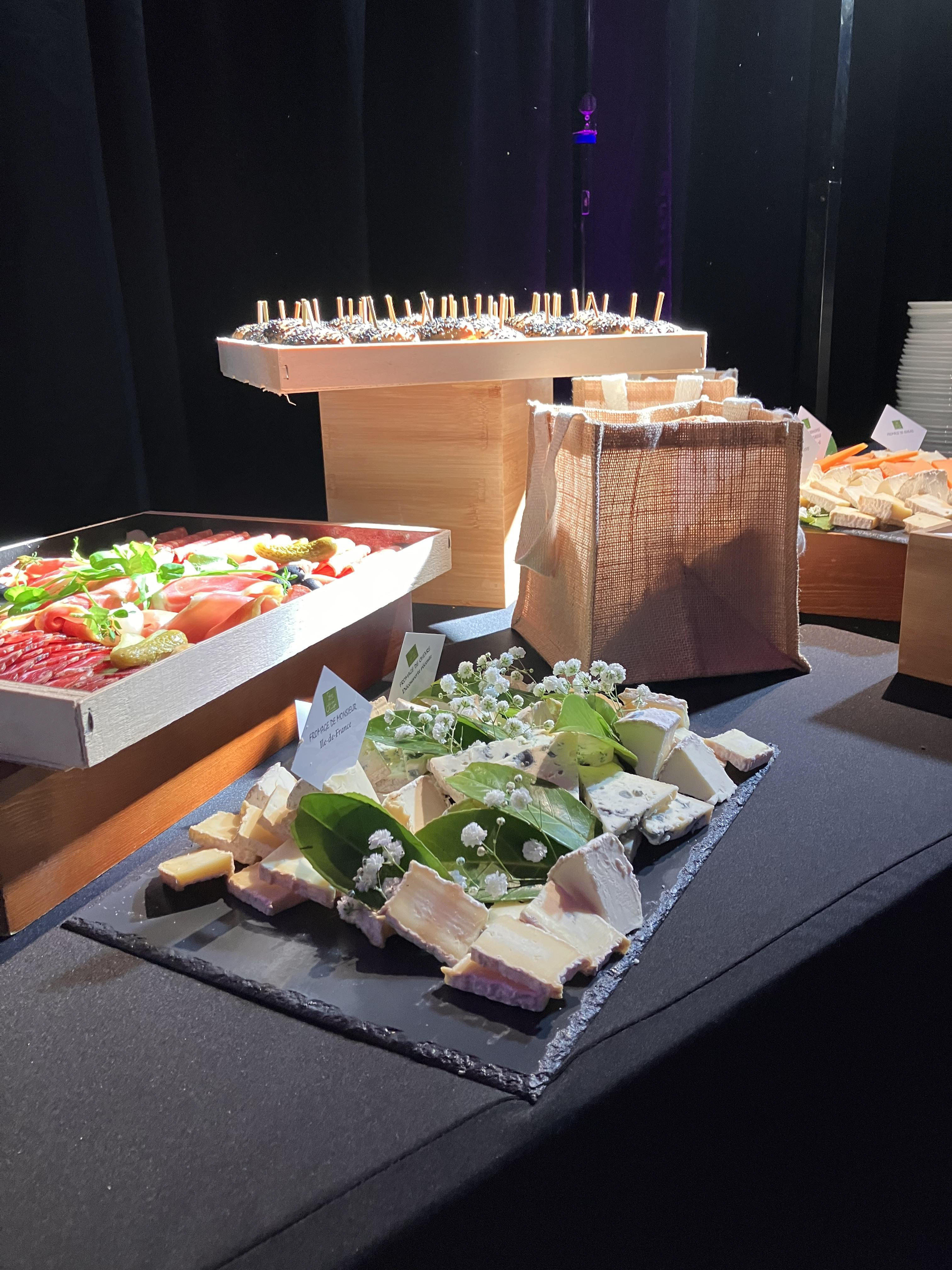 La présentation des plateaux de fromages & charcuteries