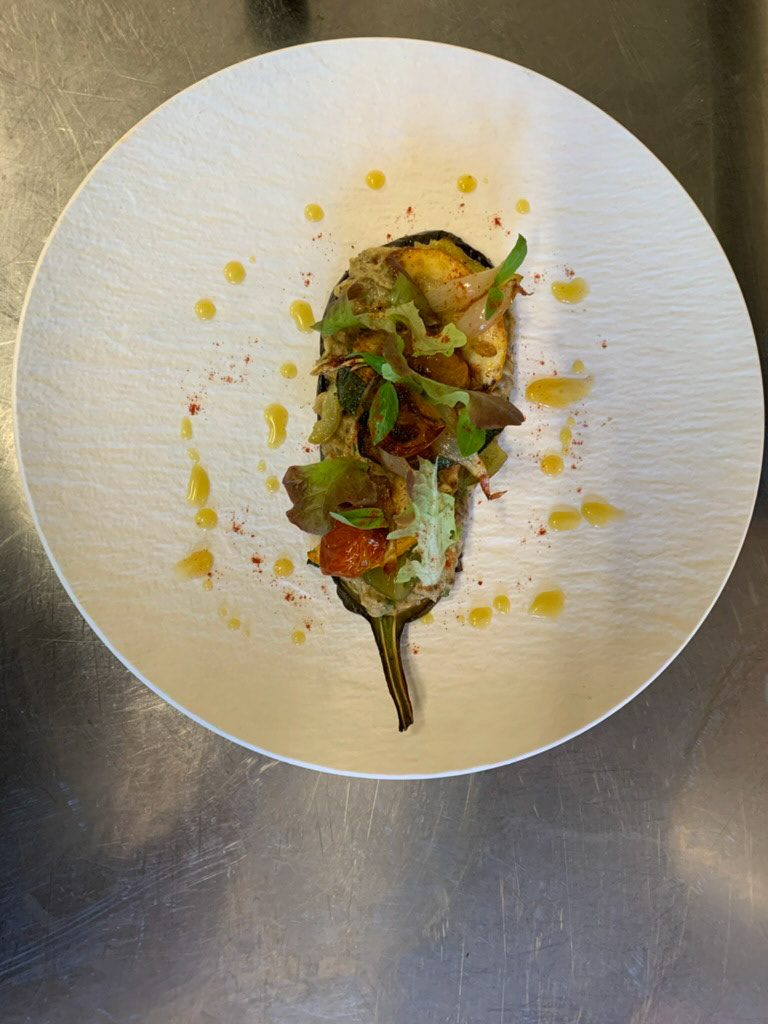 Aubergine grillée, salade, huile verte