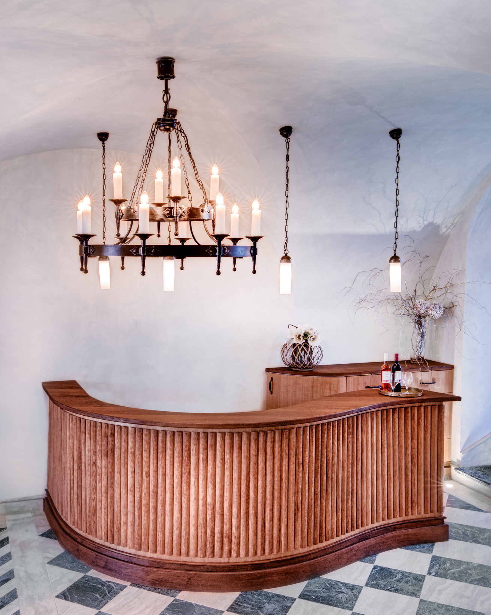 dvorac kutjevo, foto aga, fotograf interijera, opremanje, foto studio aga, kutjevački podrum, fotografiranje namještaja, pult, recepcija