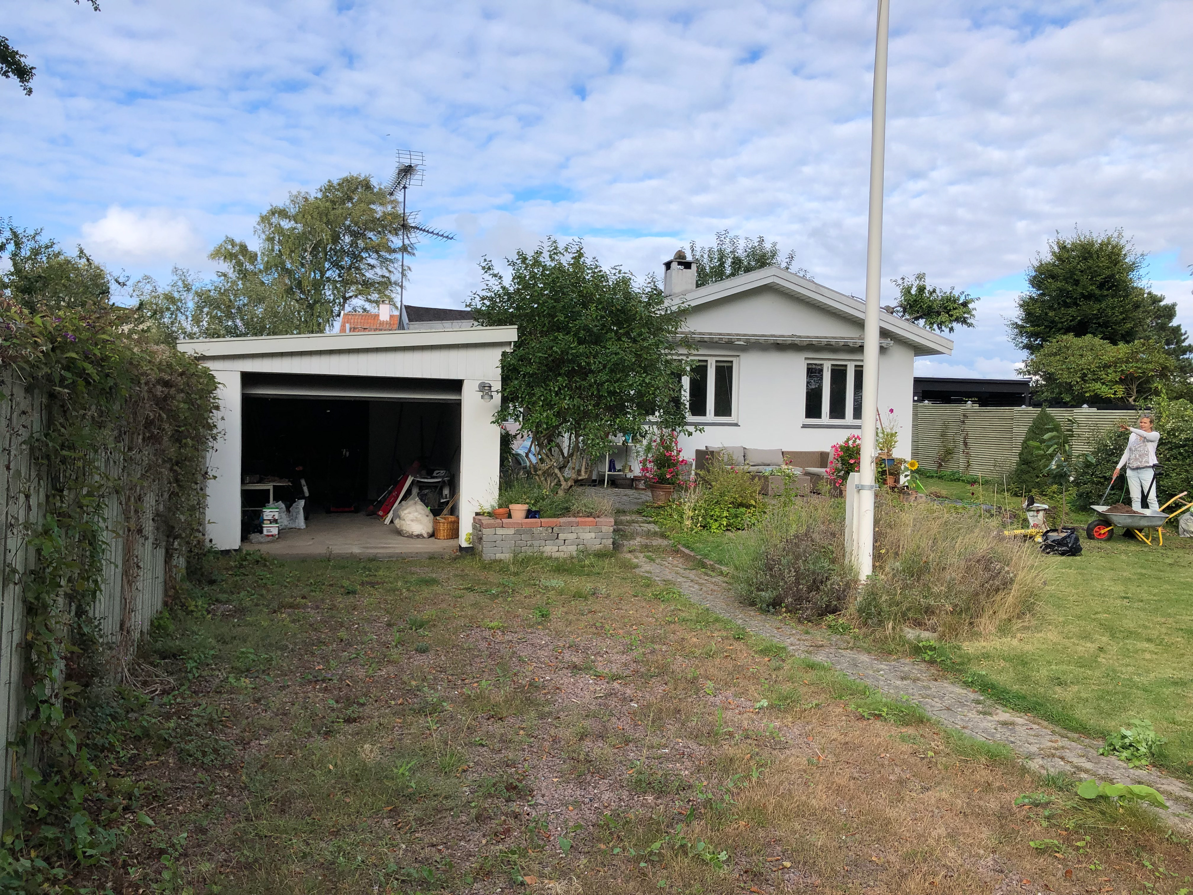 BEFORE: Garageport bliver til foldedør og grus indkørsel bliver til ny terasse