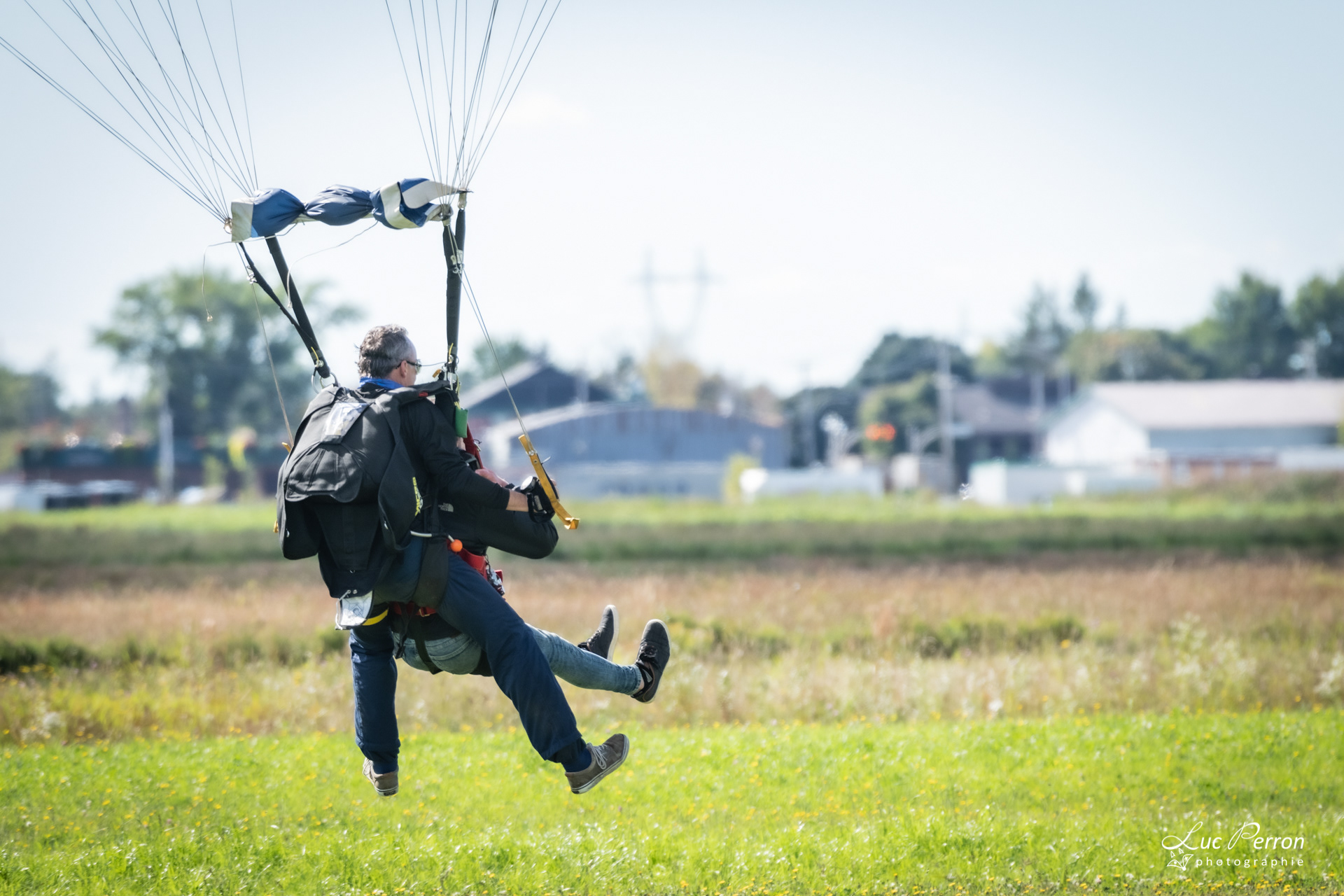 Atterrissage d'Émile et son instructeur