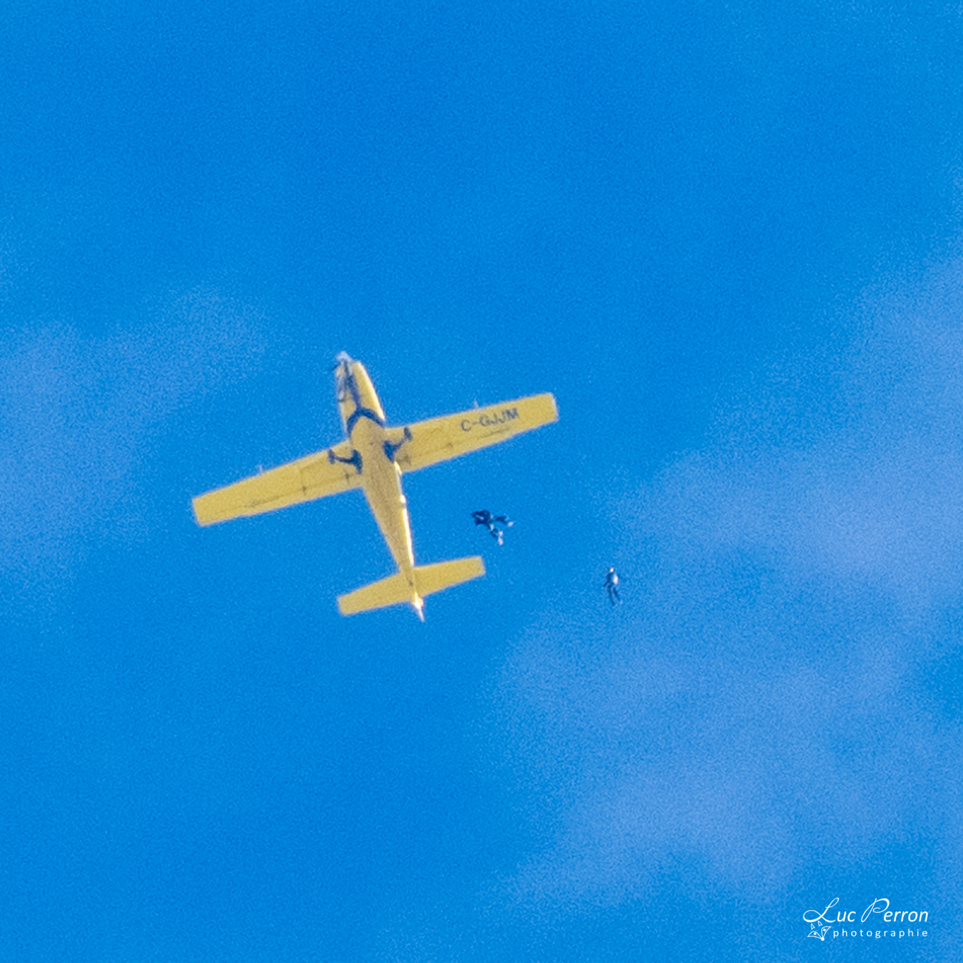 À gauche, Hélène en tandem à 14 000 pieds d'altitude. À droite, le caméraman et sa GoPro.