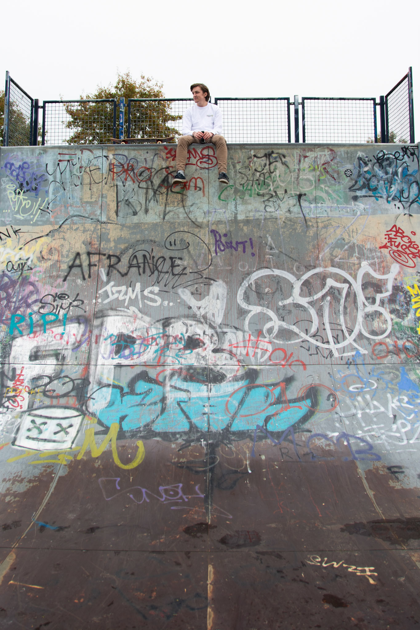 Skateboarder op halfpipe