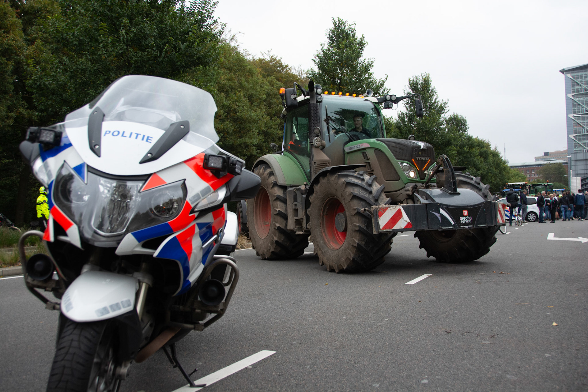 Tractor gaat over de middenberm van de Boslaan naar de Utrechtsebaan om het Malieveld te bereiken
