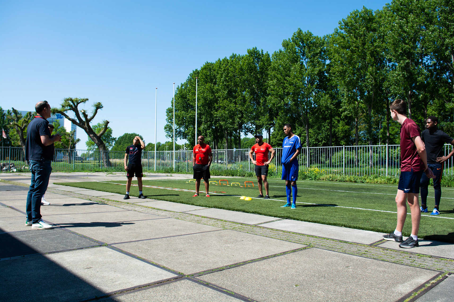 Binnensport is vanwege de corona-maatregelen verboden daarom geeft deze sportschool buiten training