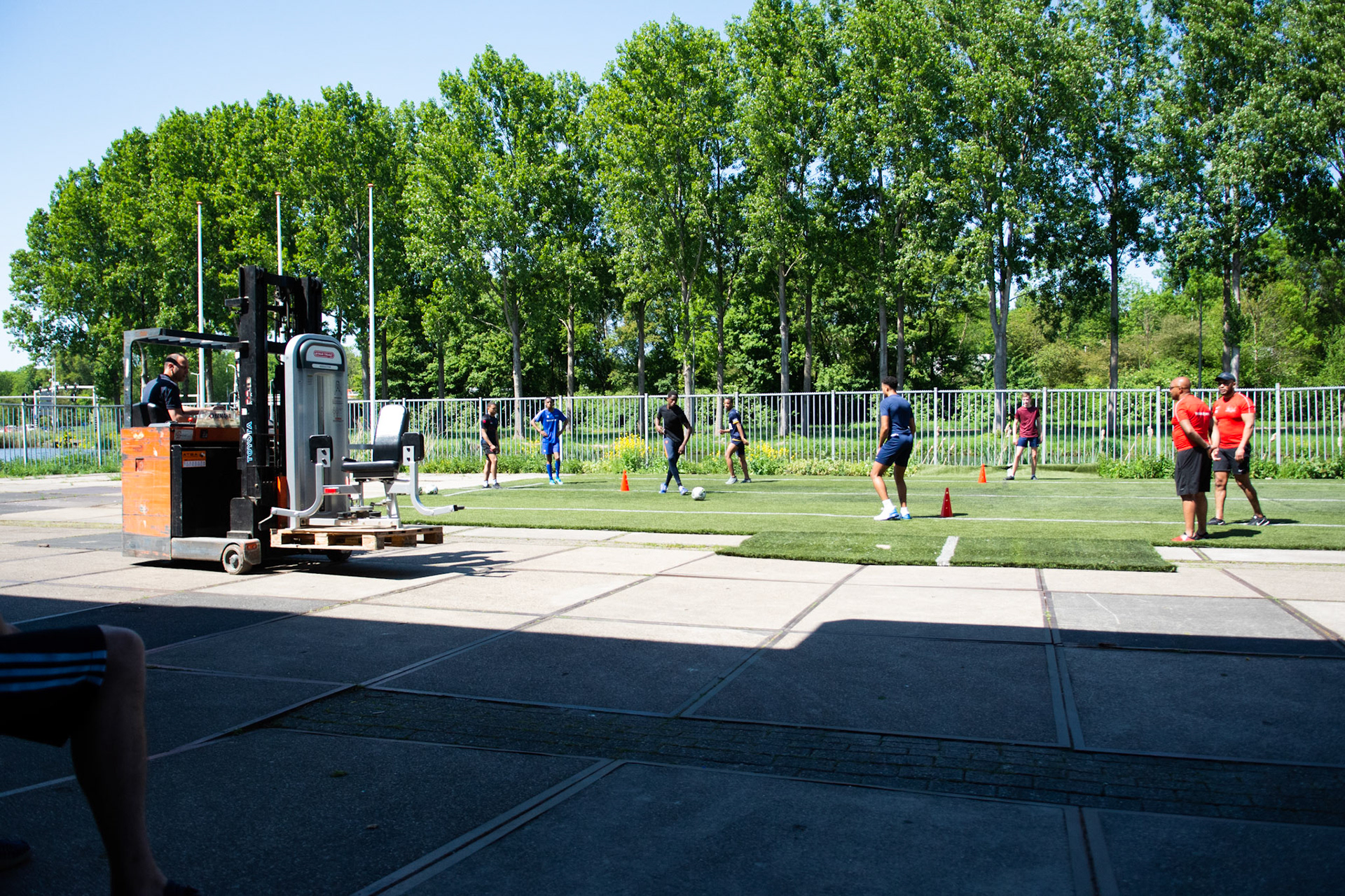 Binnensport is vanwege de corona-maatregelen verboden daarom geeft deze sportschool buiten training