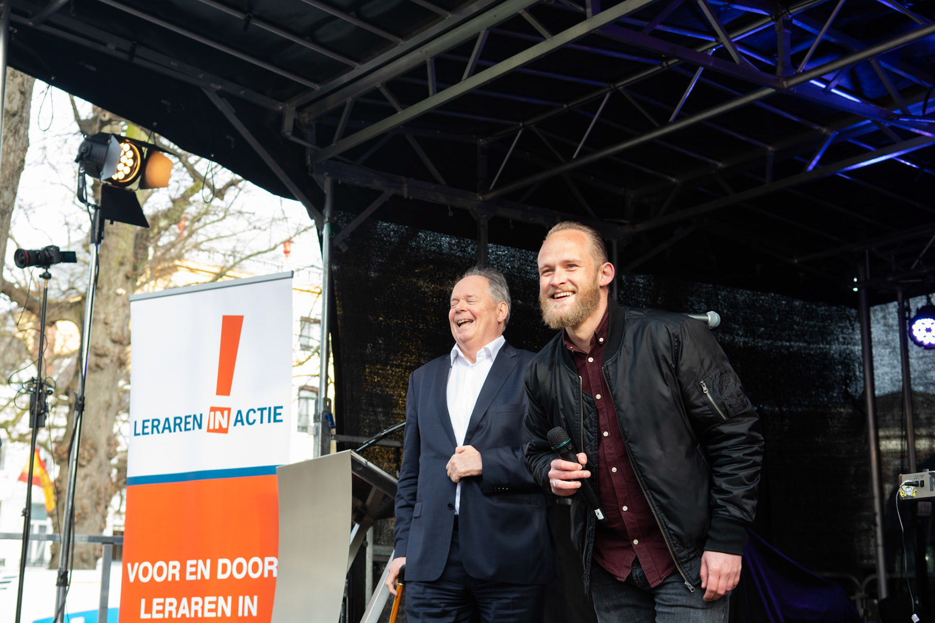 Peter Kwint (SP) en Paul van Meenen (D66) lachend tijdens debat lerarenstaking